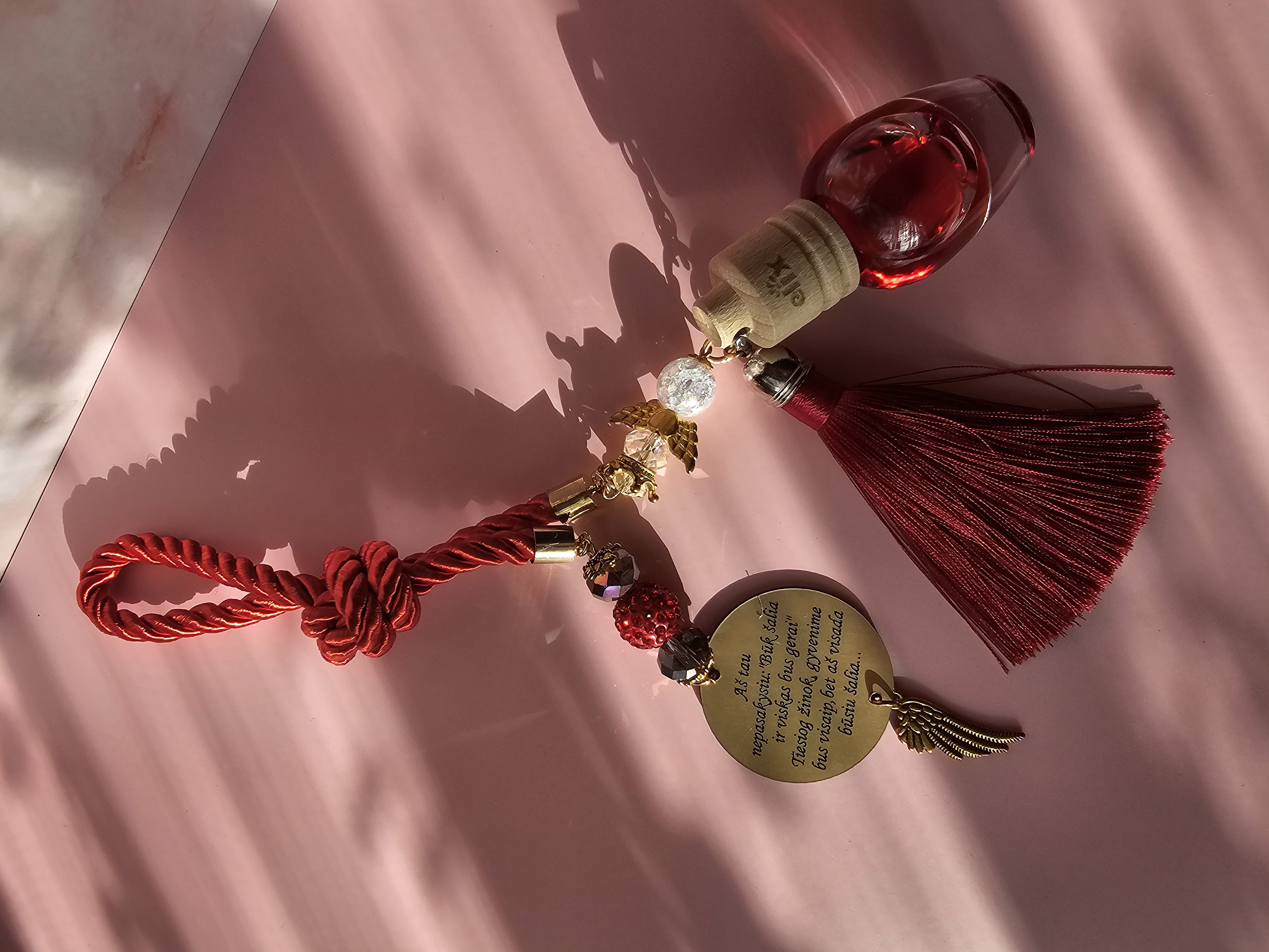 Automobilio pakabukas ir kvapukas su užrašu "Aš tau nepasakysiu...."