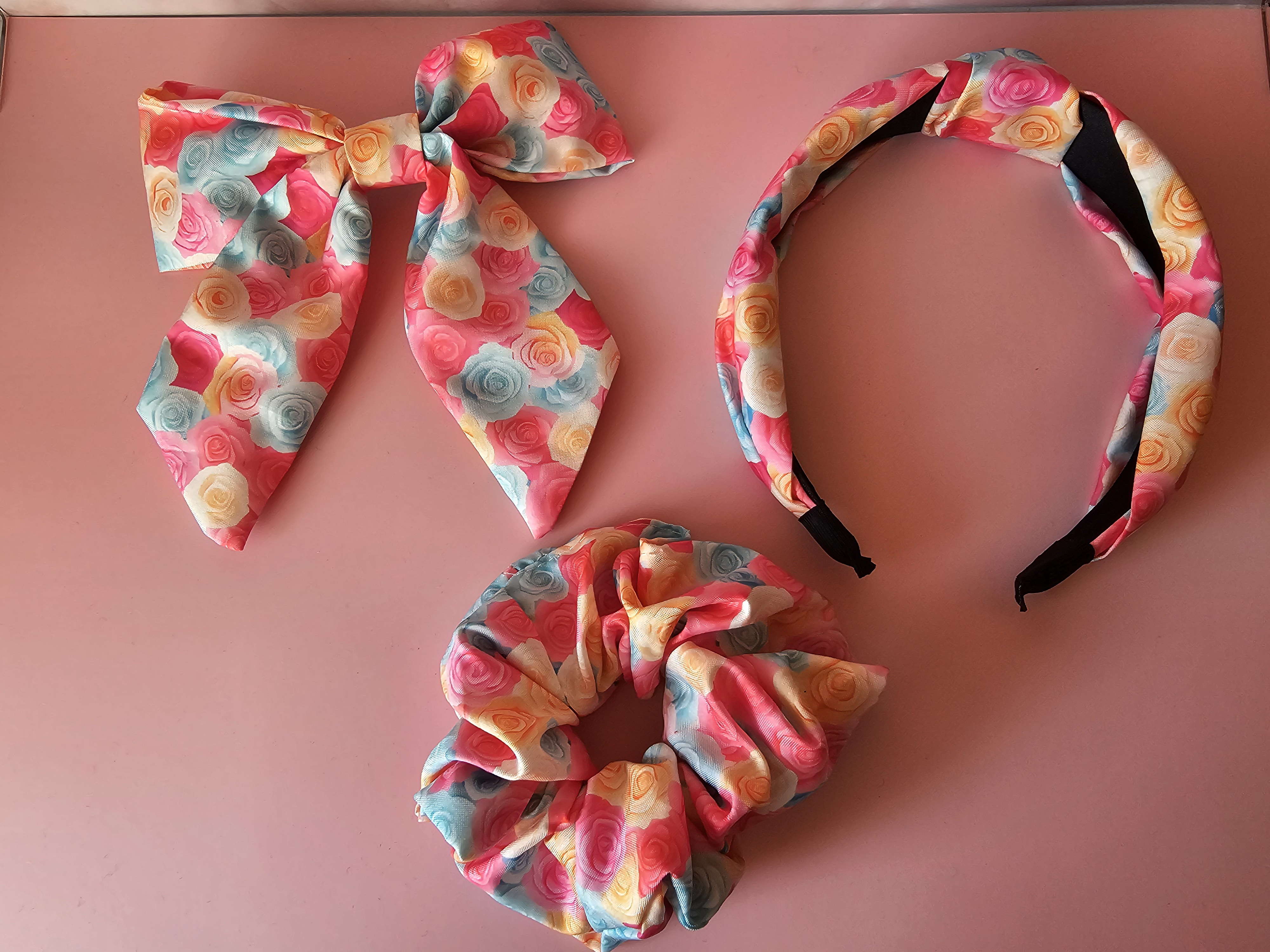 Komplektas plaukams - rožinė su ryškiomis rožėmis