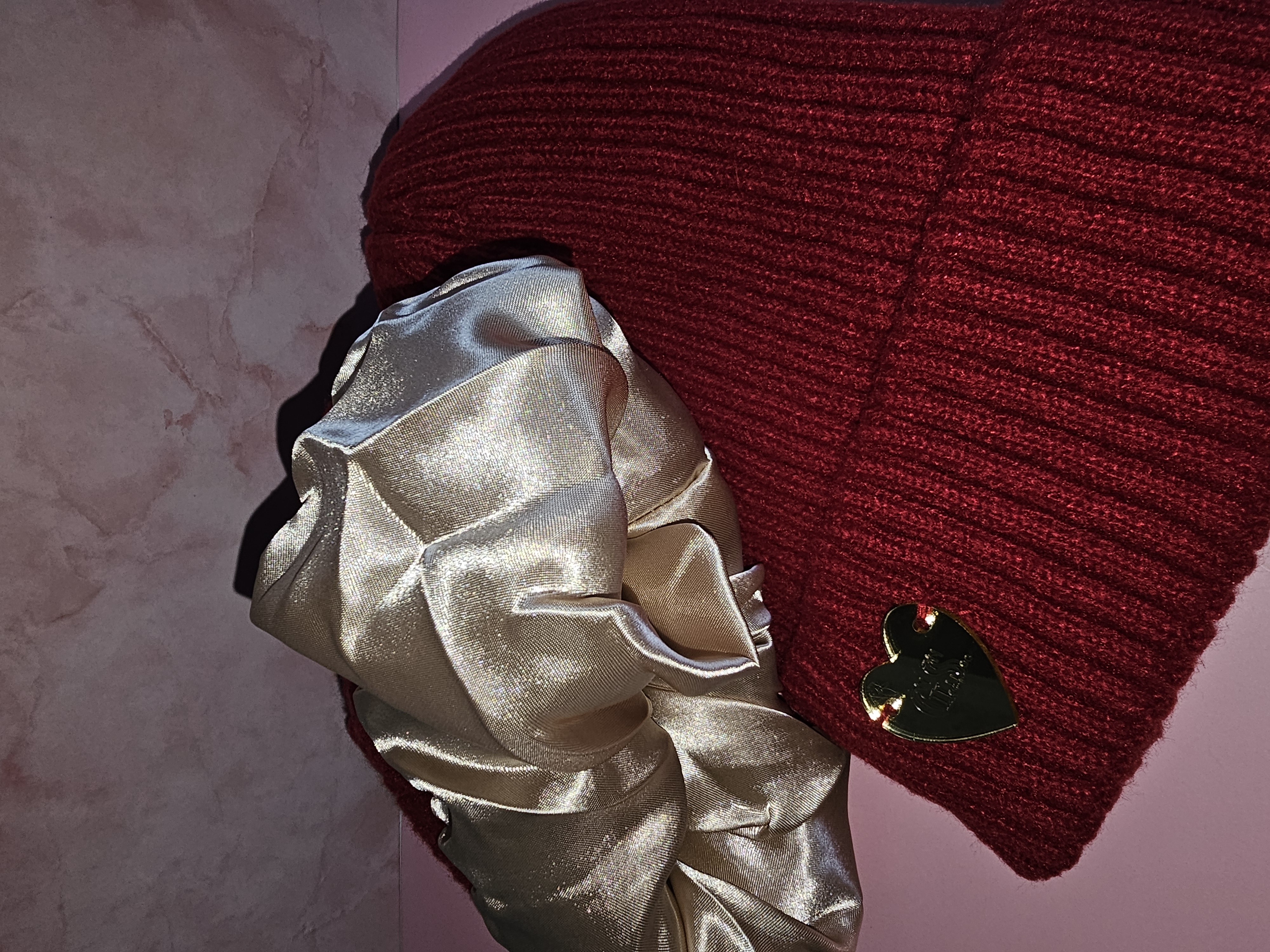 Raudonos spalvos žieminė kepurė su šilku