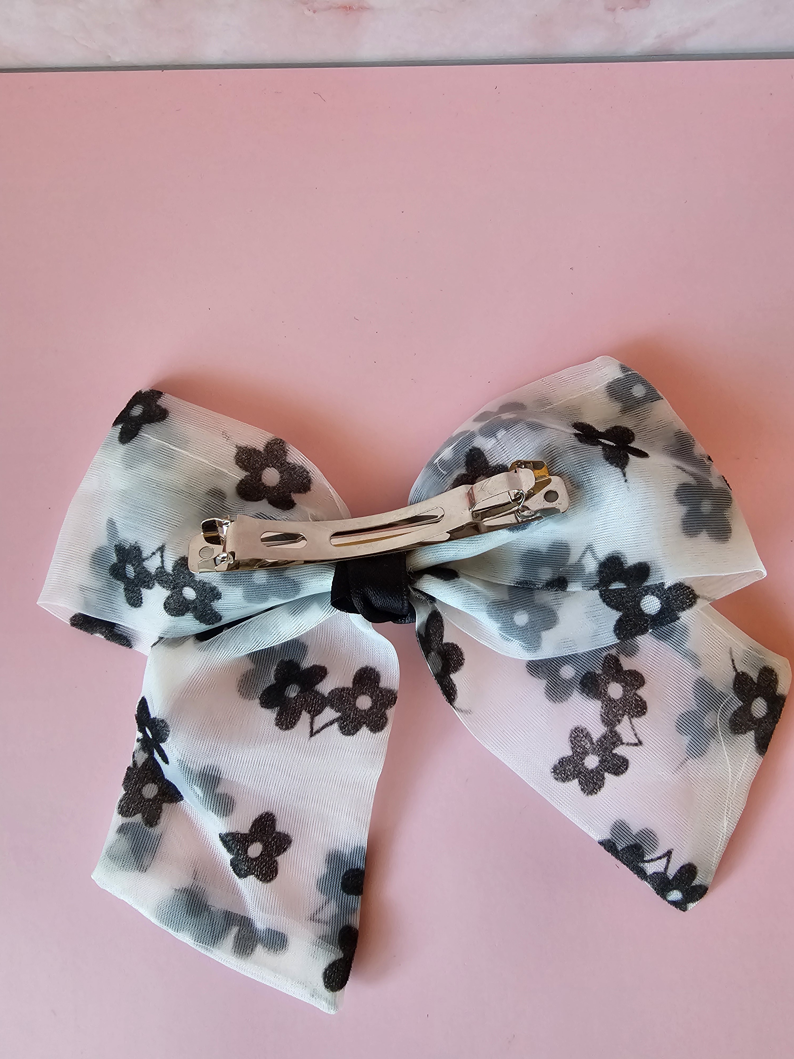 Plaukų segtukas - balta su juodu gėlytė