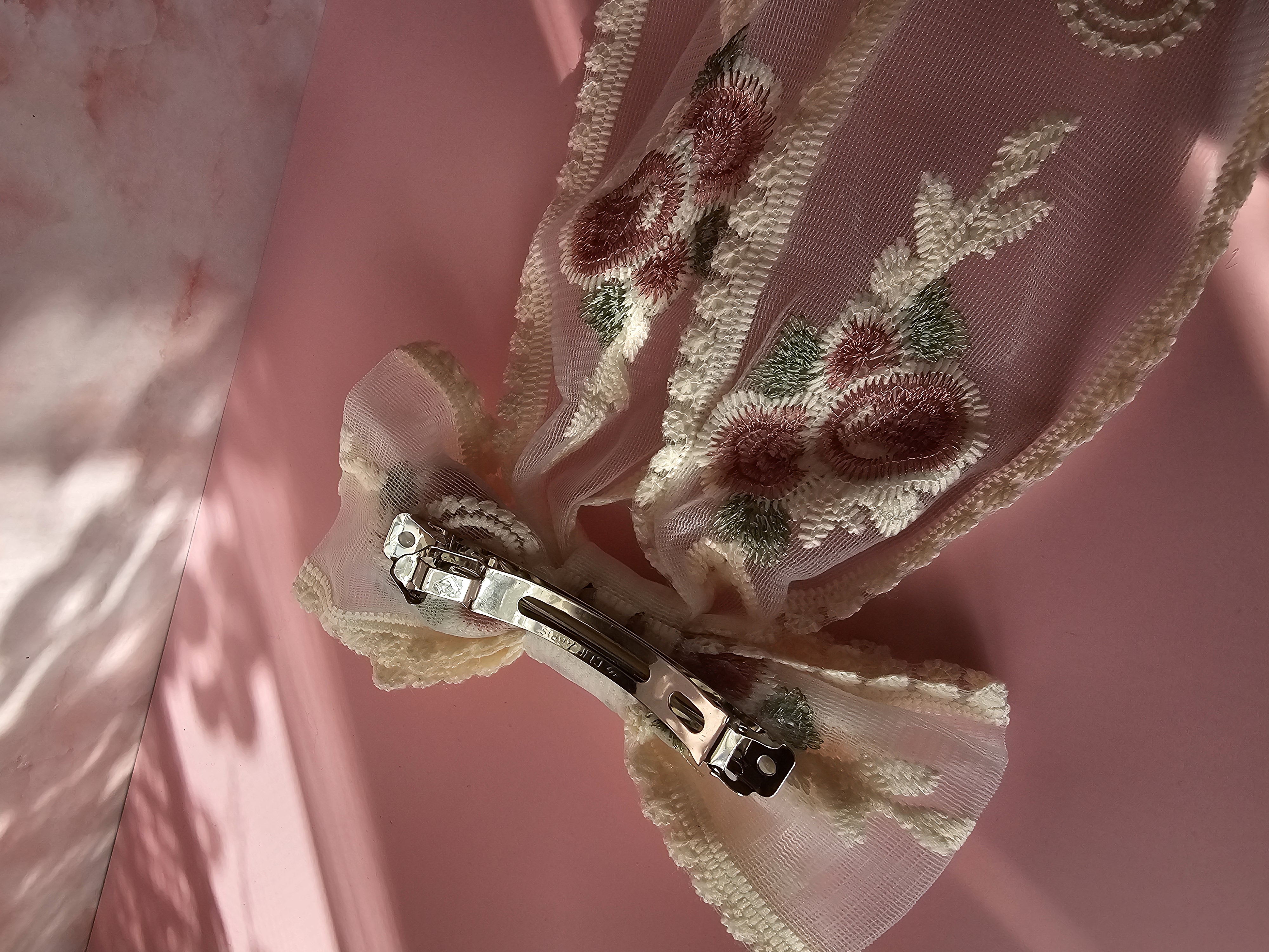 Plaukų segtukas kaspinas - nėrinys su ryškia rožine rože