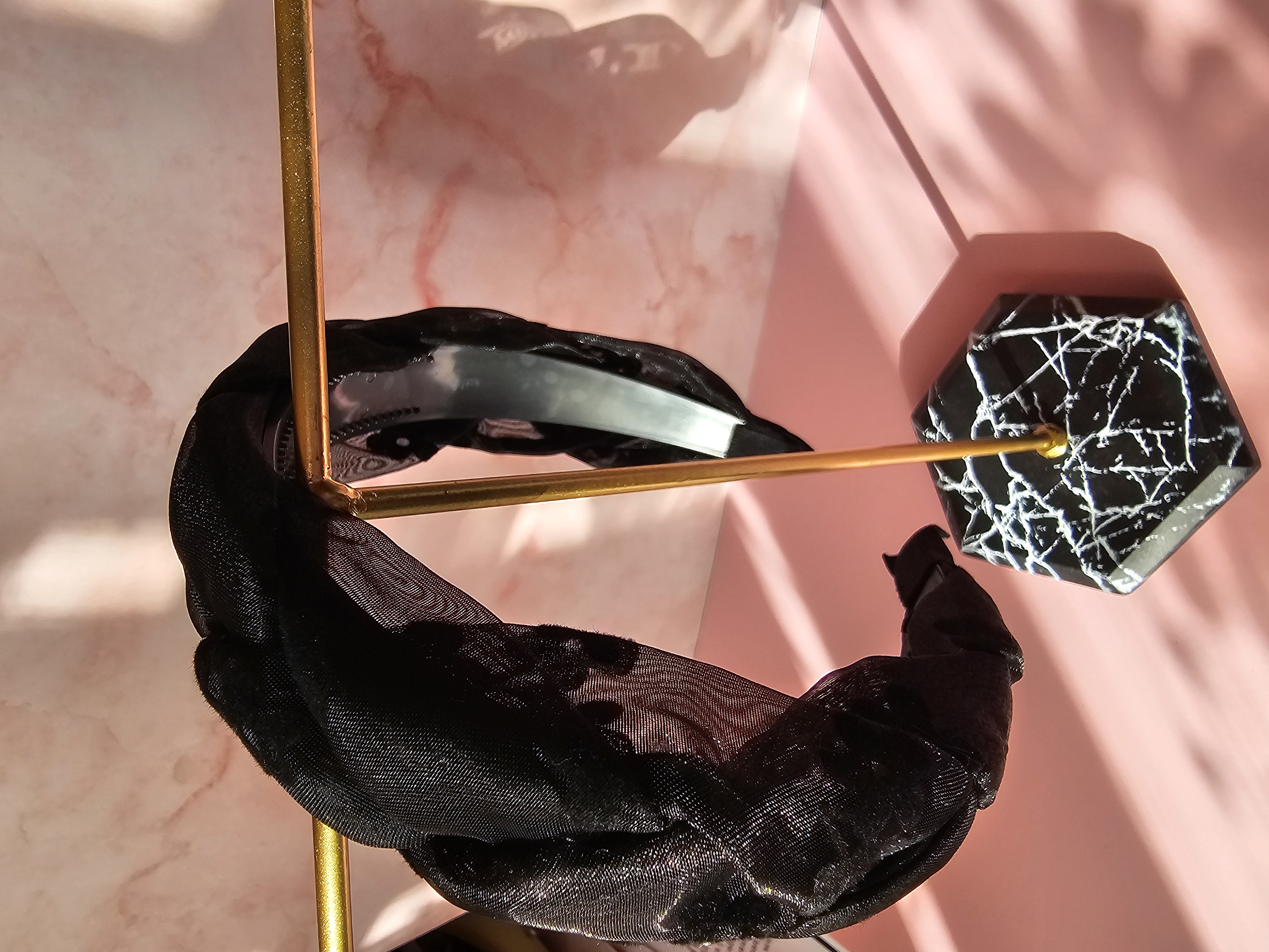 Juodas pintas plaukų lankelis su gėlėmis