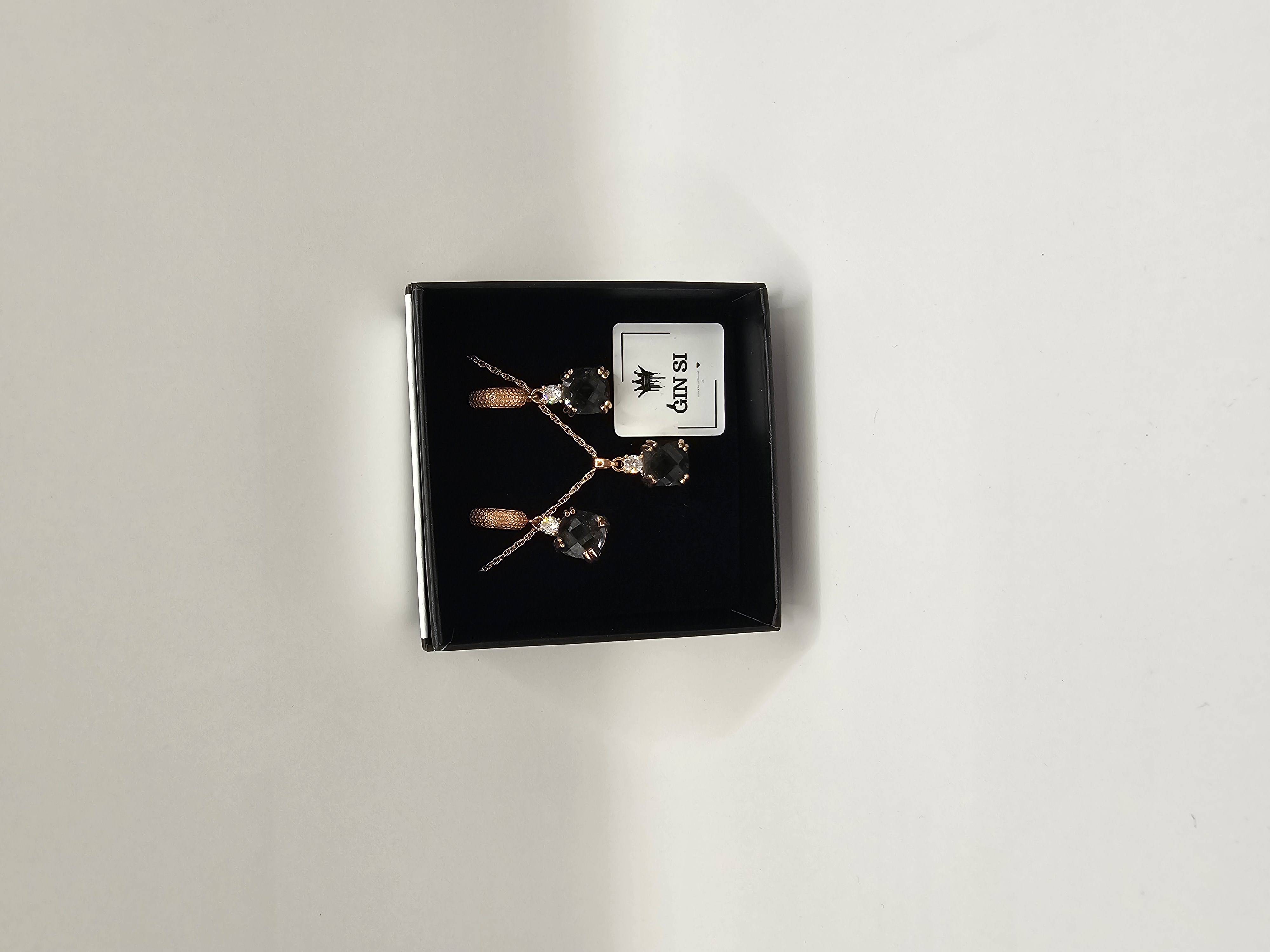 Papuošalų rinkinys padengtas auksu - juodai pilkas kvadratėlis