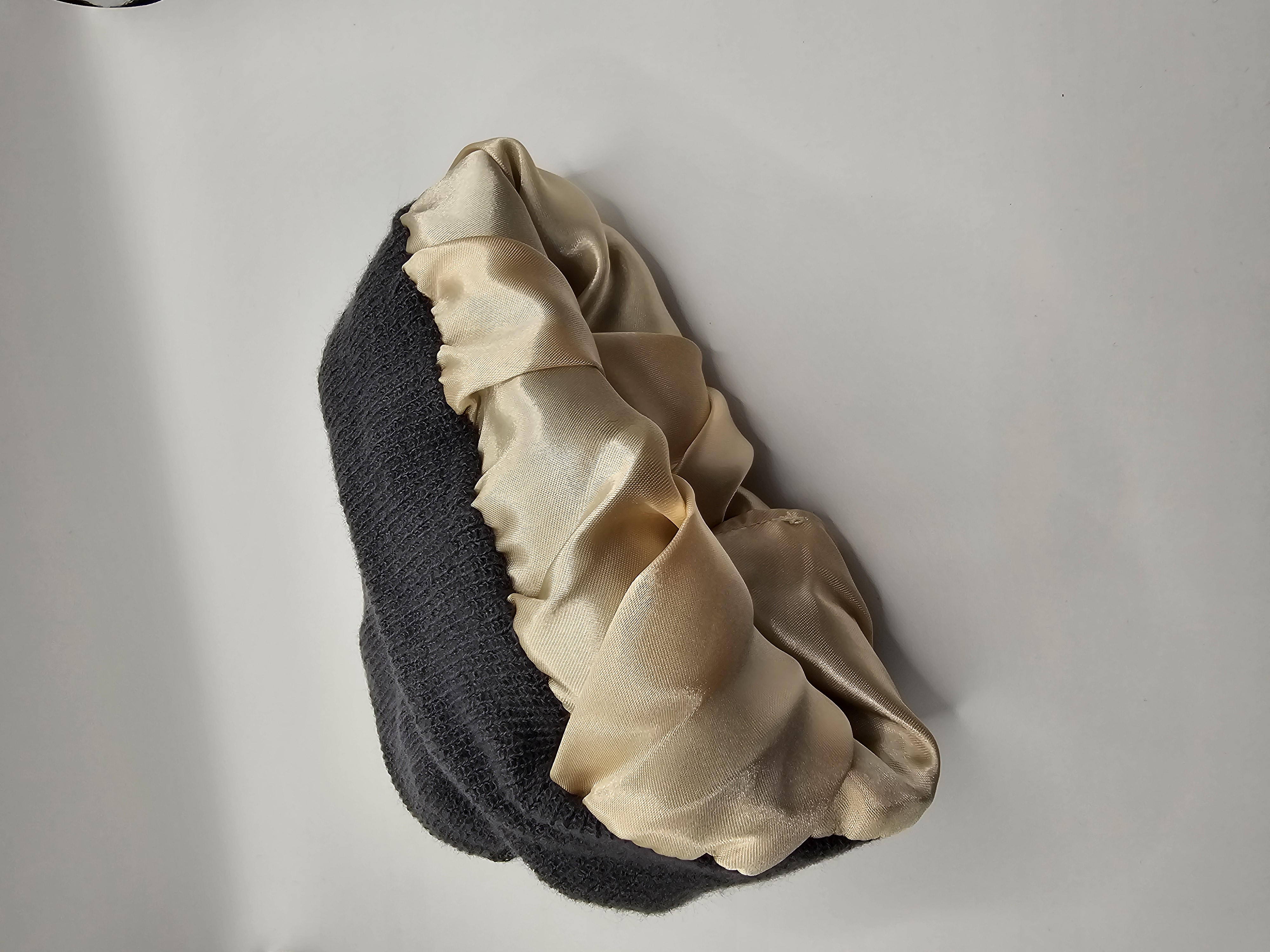 Pilka žieminė kepurė su šilku