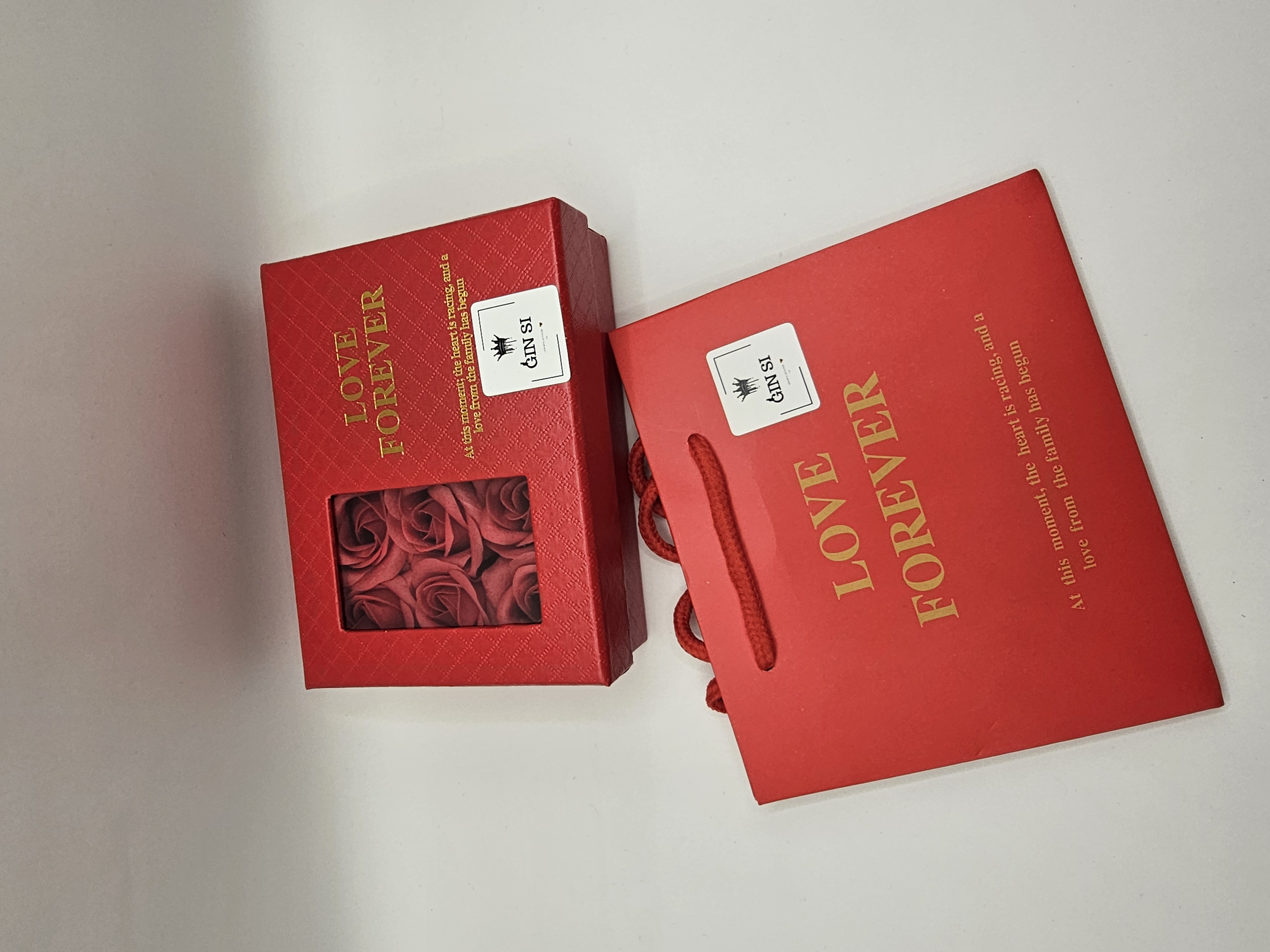 Papuošalų rinkinys karališkos skaidros širdelės muilo rožių dėžutėje