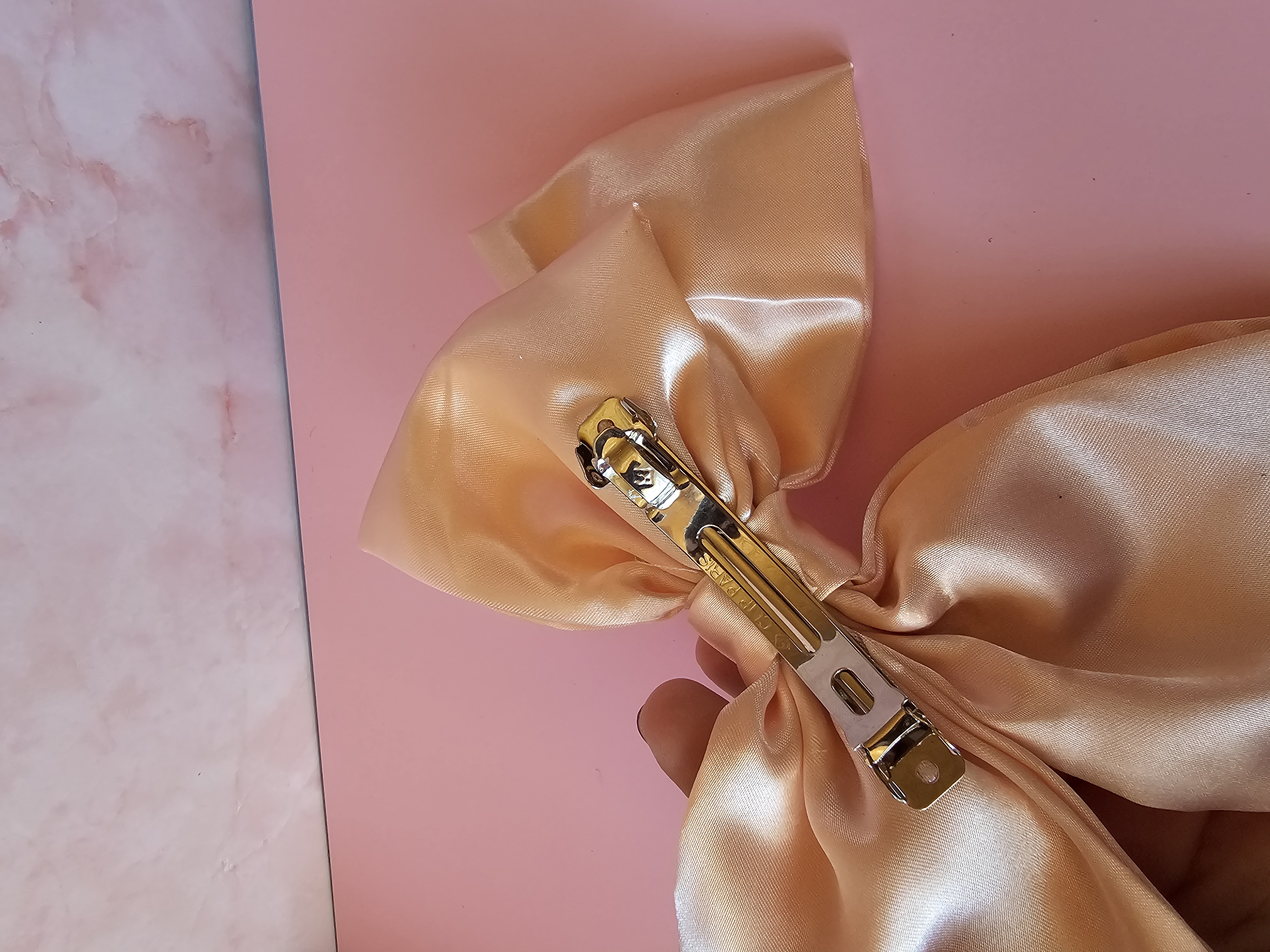 Plaukų segtukas kaspinas - auksinis satinas