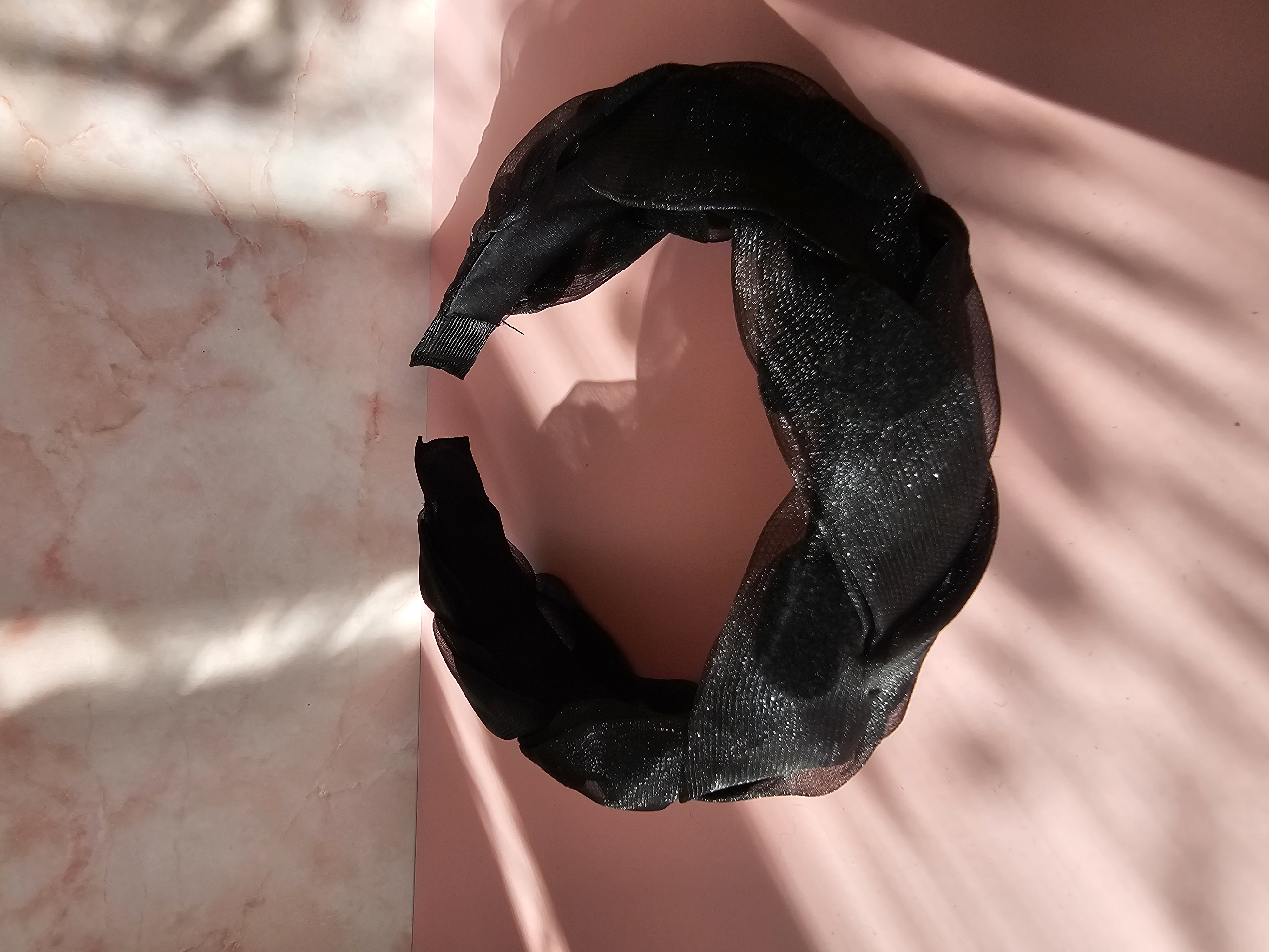 Juodas su širdutėmis pintas plaukų lankelis