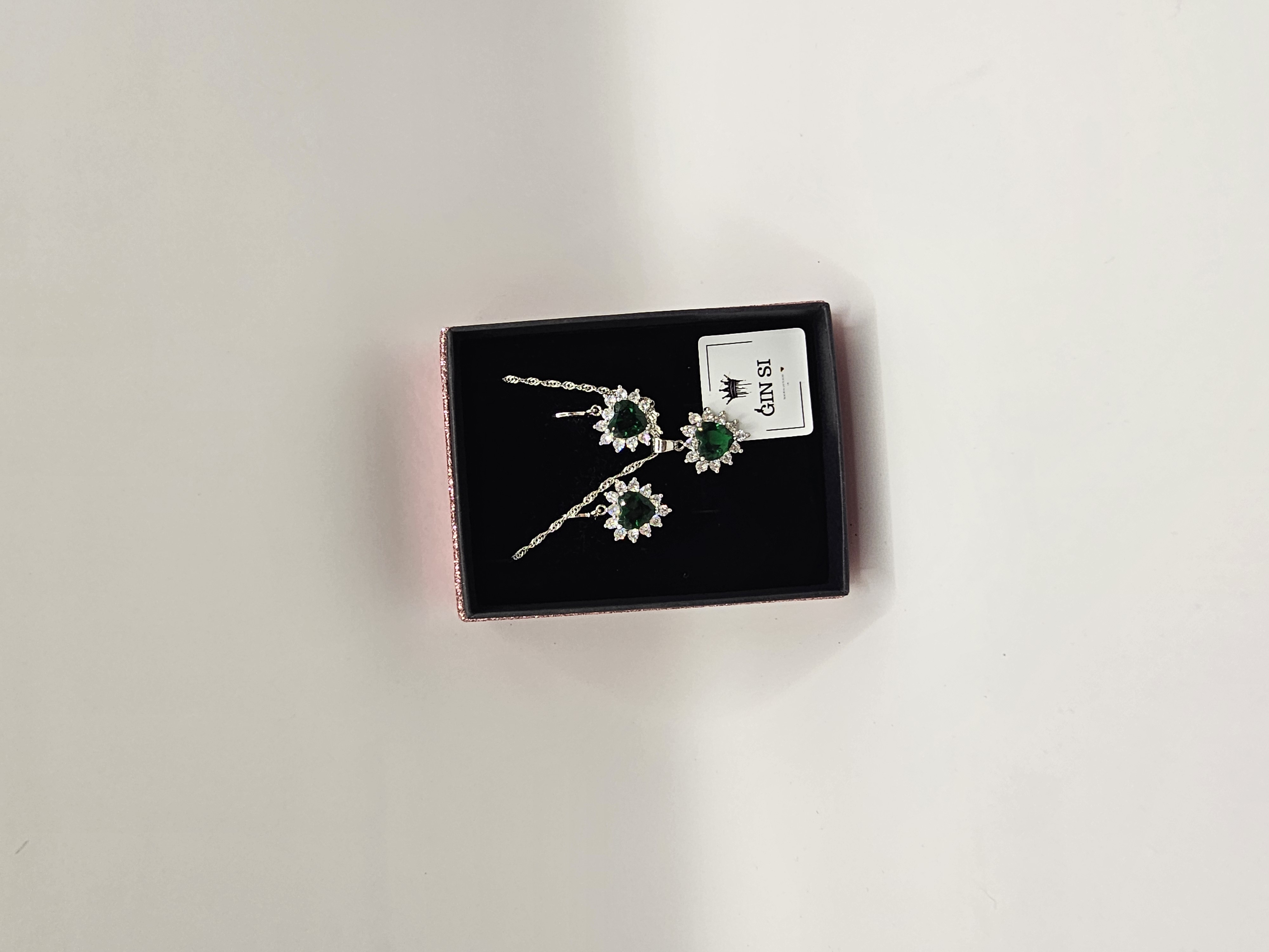 Papuošalų rinkinys su smaragdiniu cirkoniu