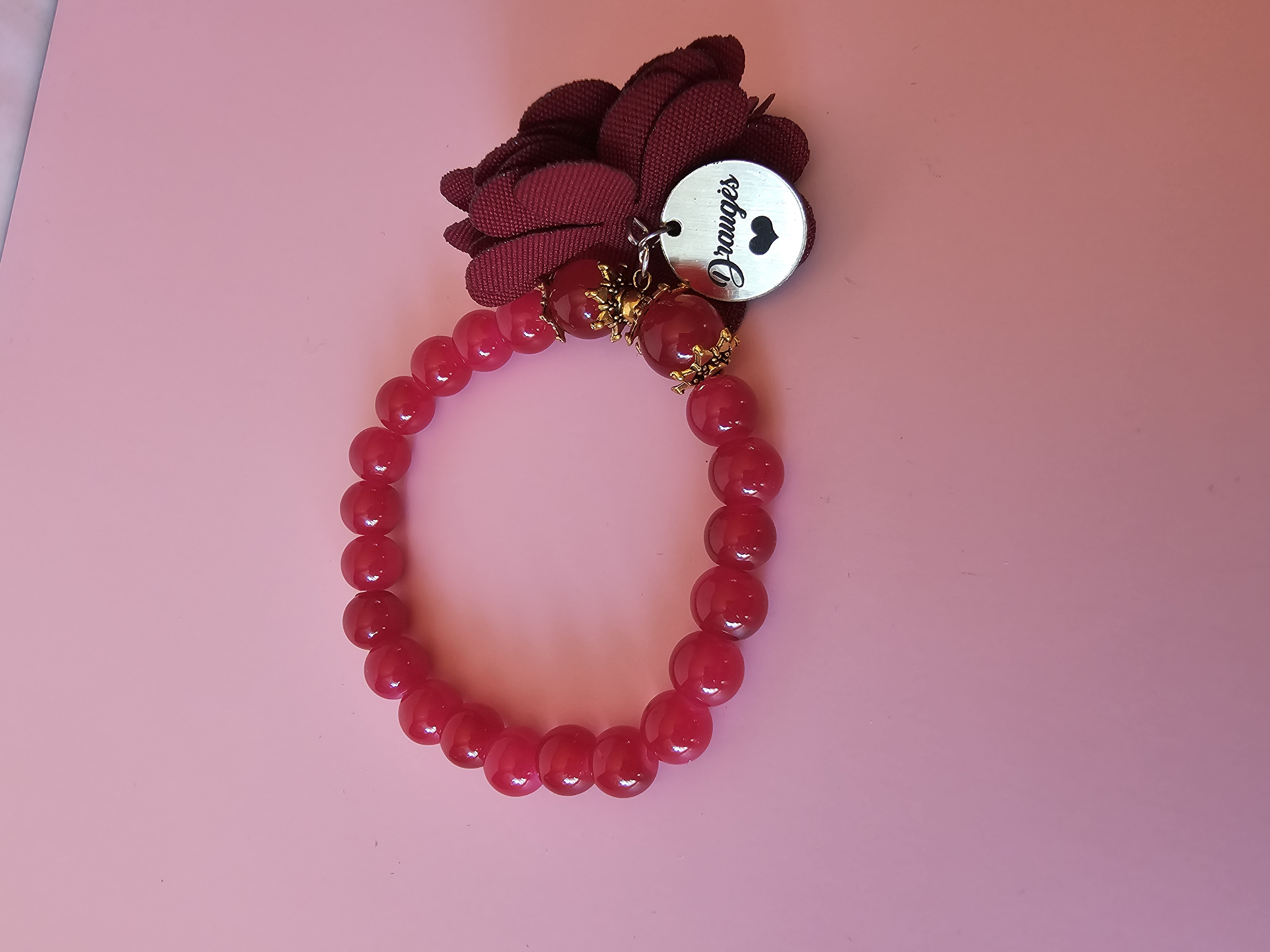 Raudona apyrankė su užrašu "Draugės"