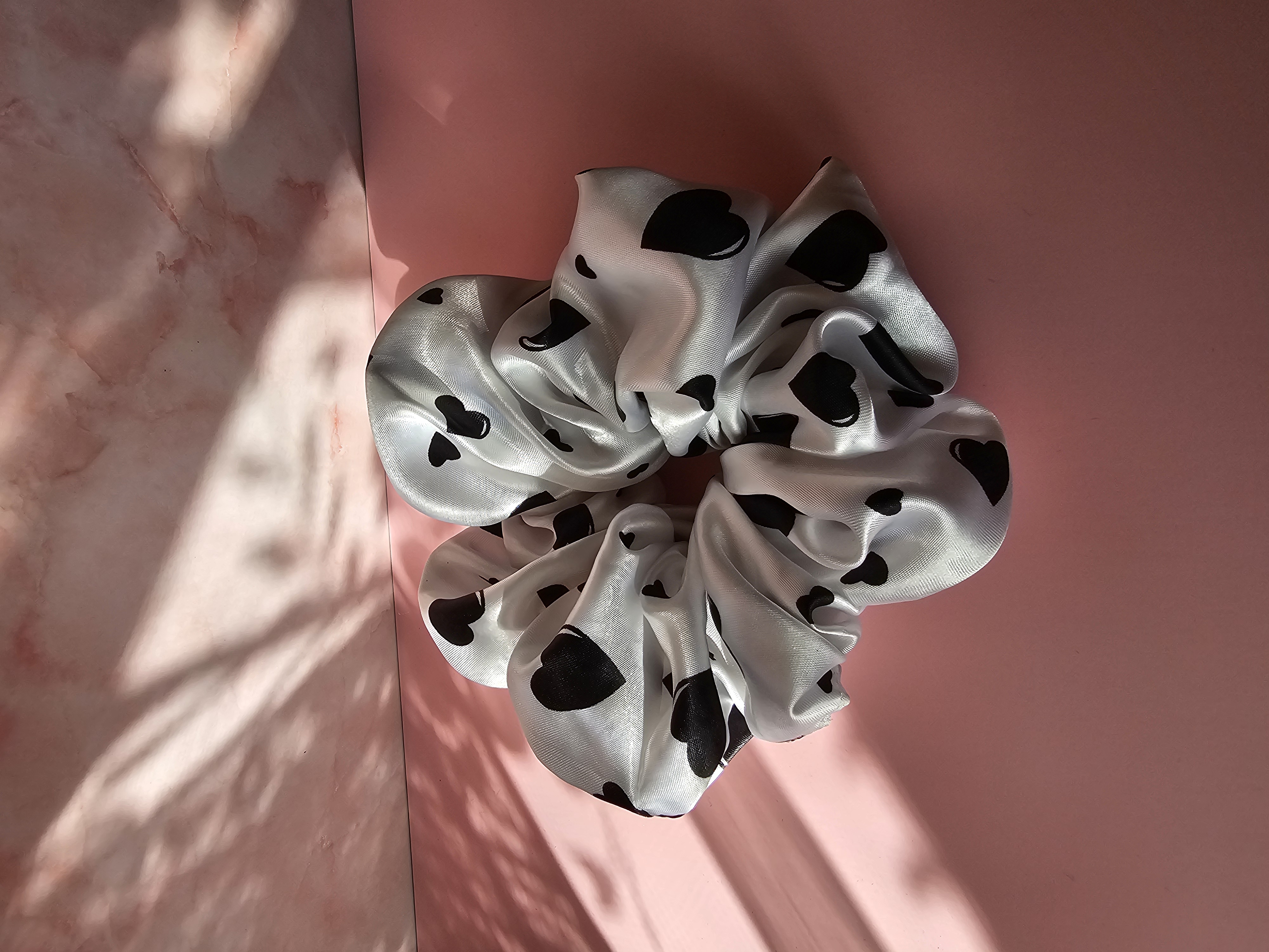 Max putli plaukų gumytė - balta su juodu