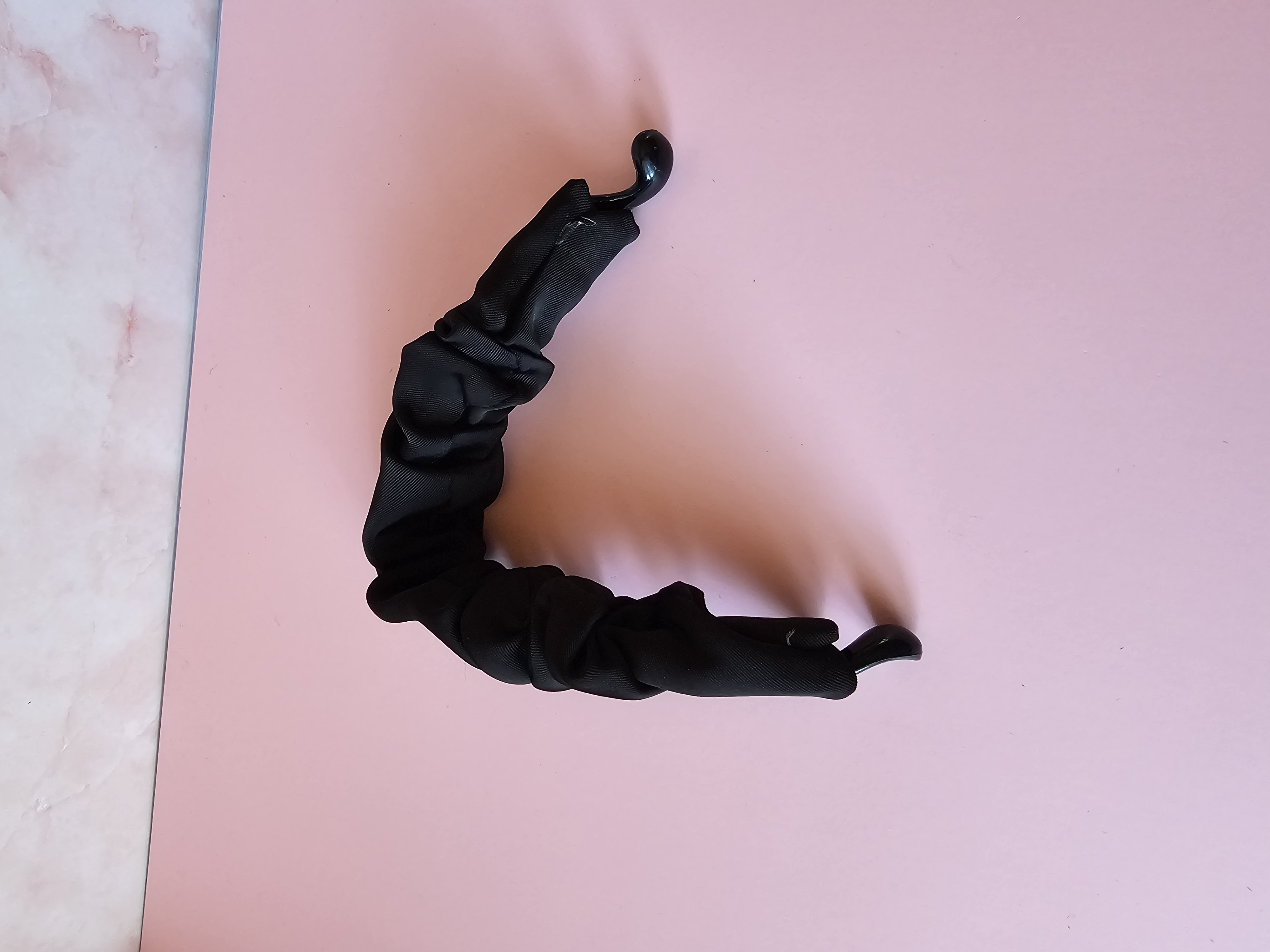 Plaukų segtukas - juodas satino žiogelis