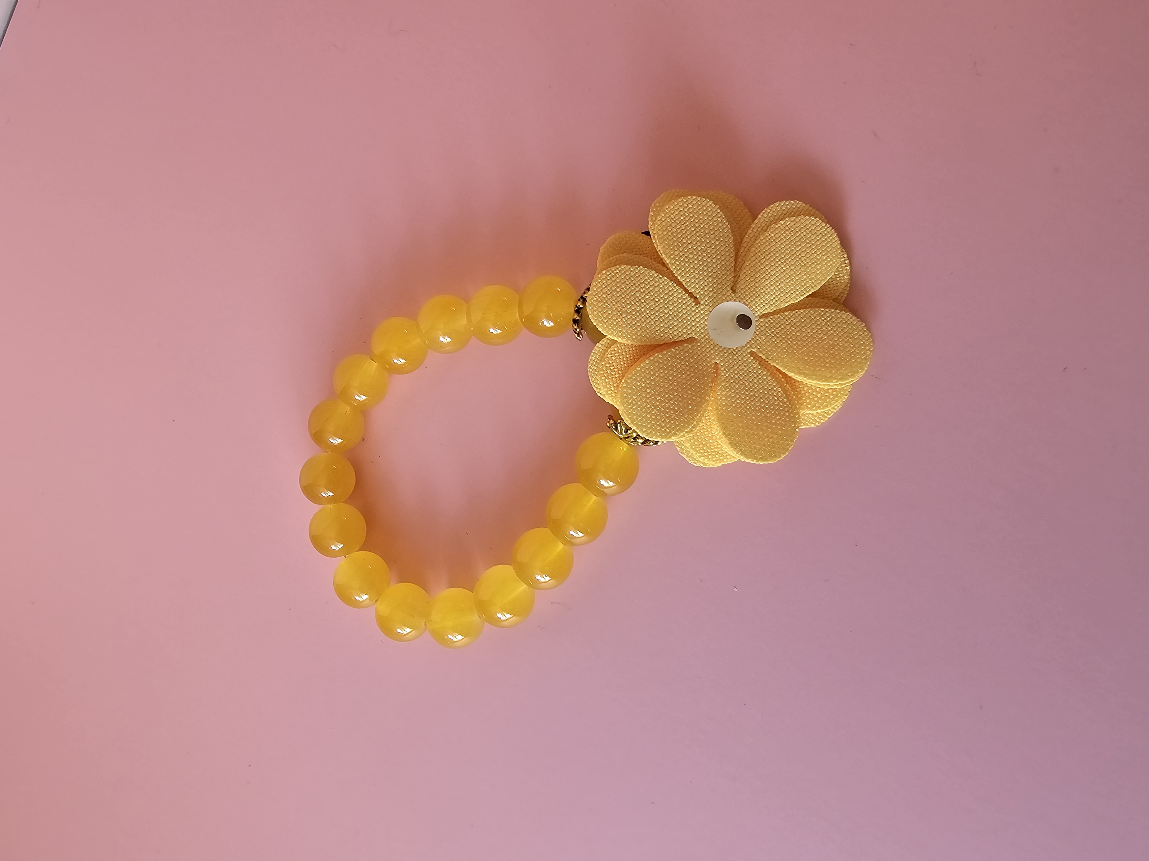 Geltona apyrankė su užrašu "Draugei"