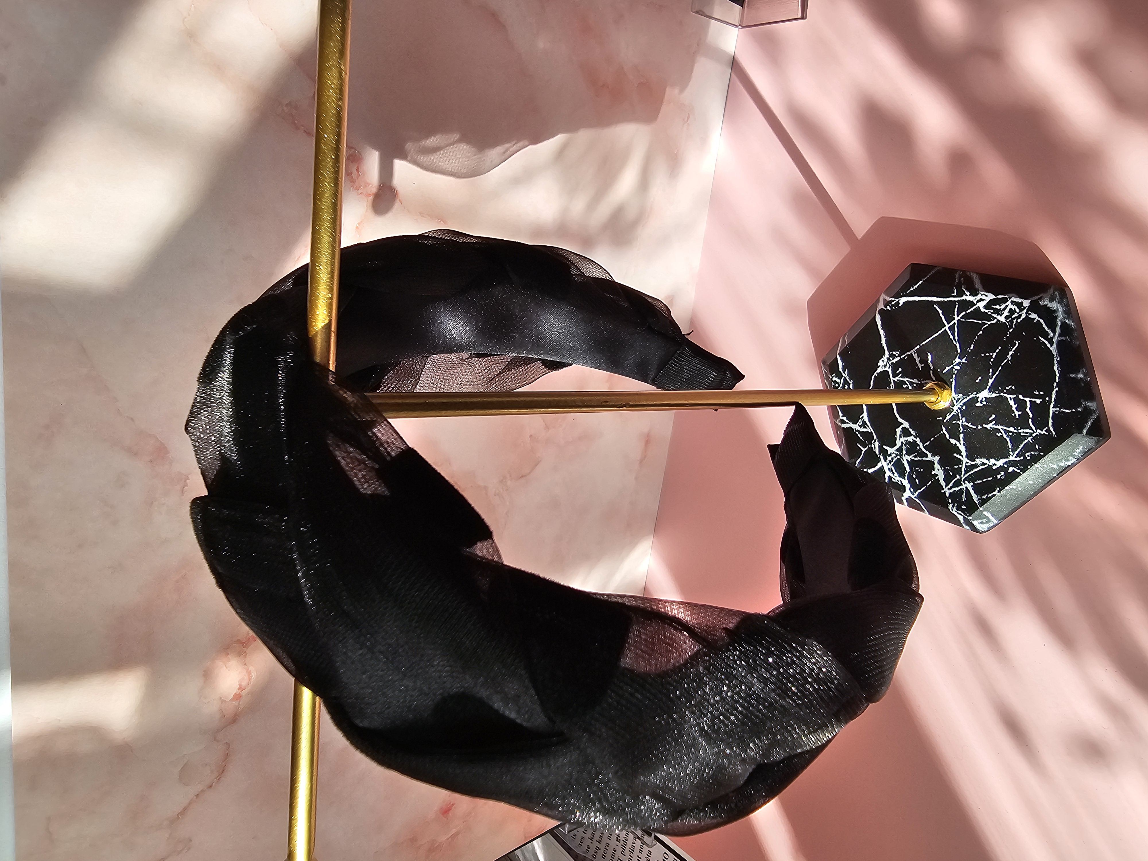 Juodas su širdutėmis pintas plaukų lankelis