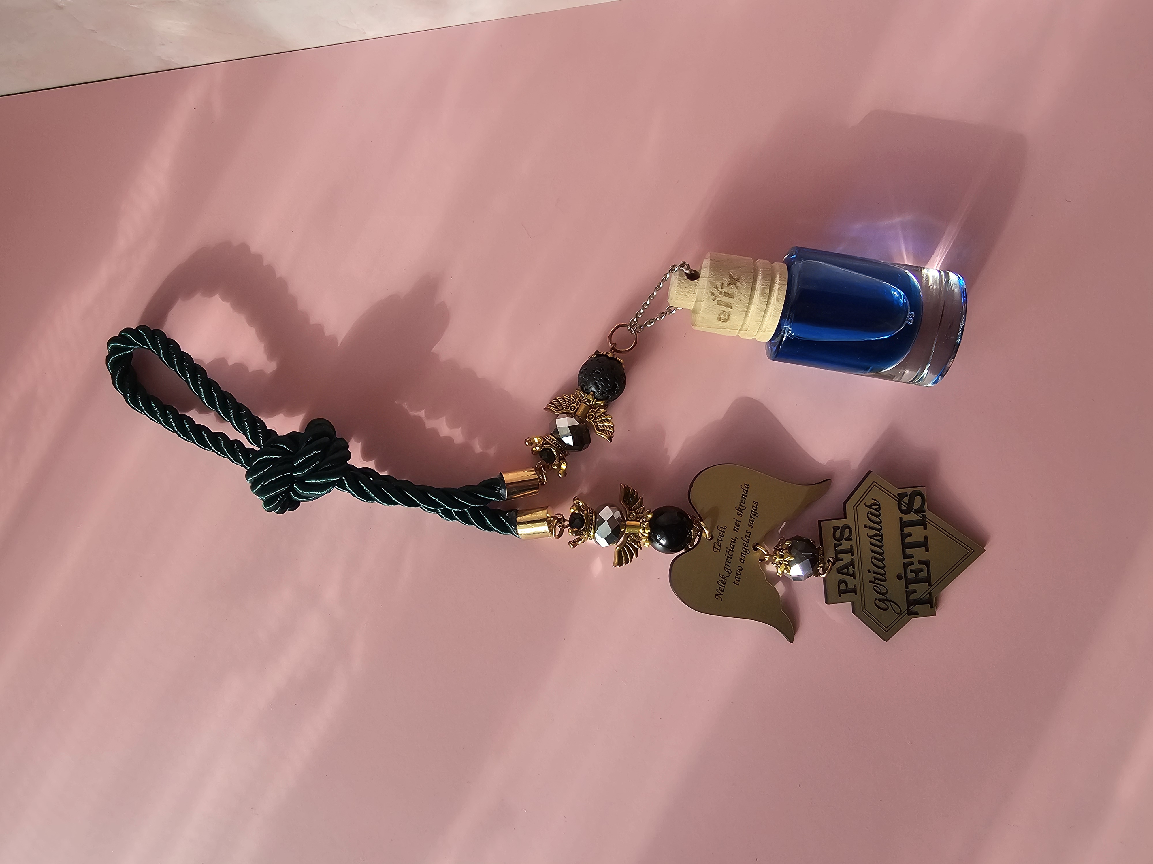 Automobilio pakabukas ir kvapukas su užrašu "Tėtis..."