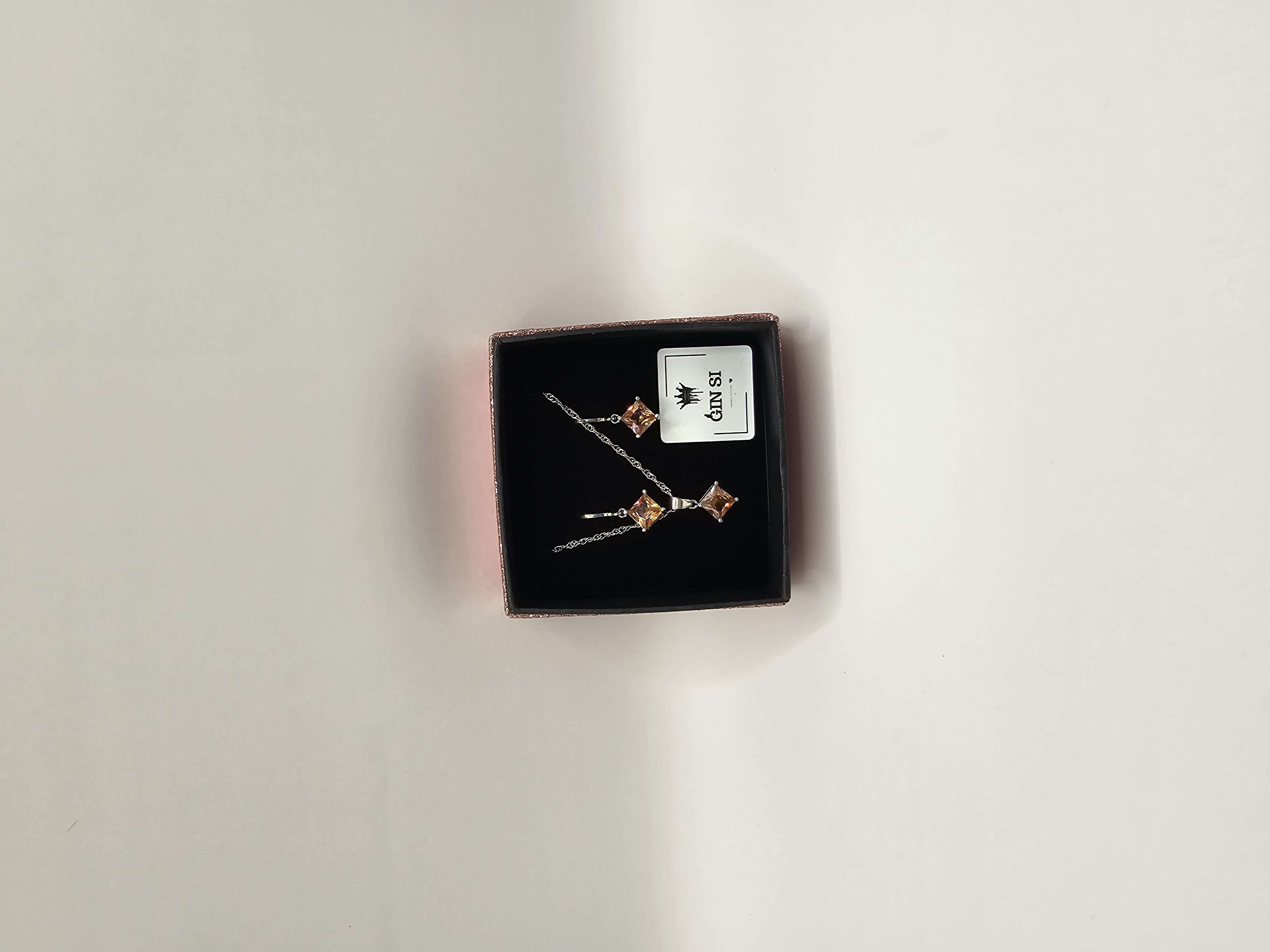 Papuošalų rinkinys auksinis kvadratas