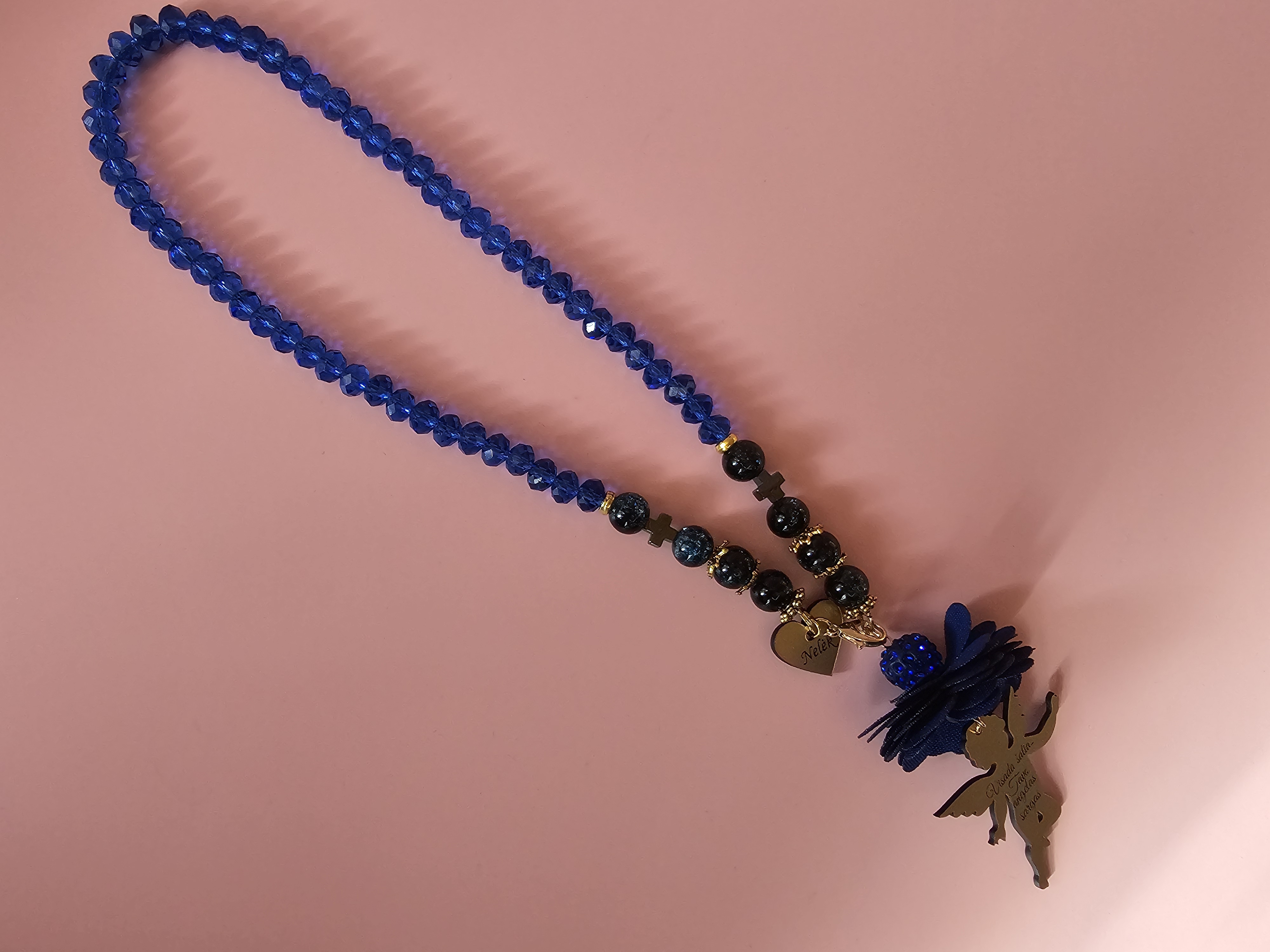 Automobilio pakabukas su užrašu "Visada šalia"