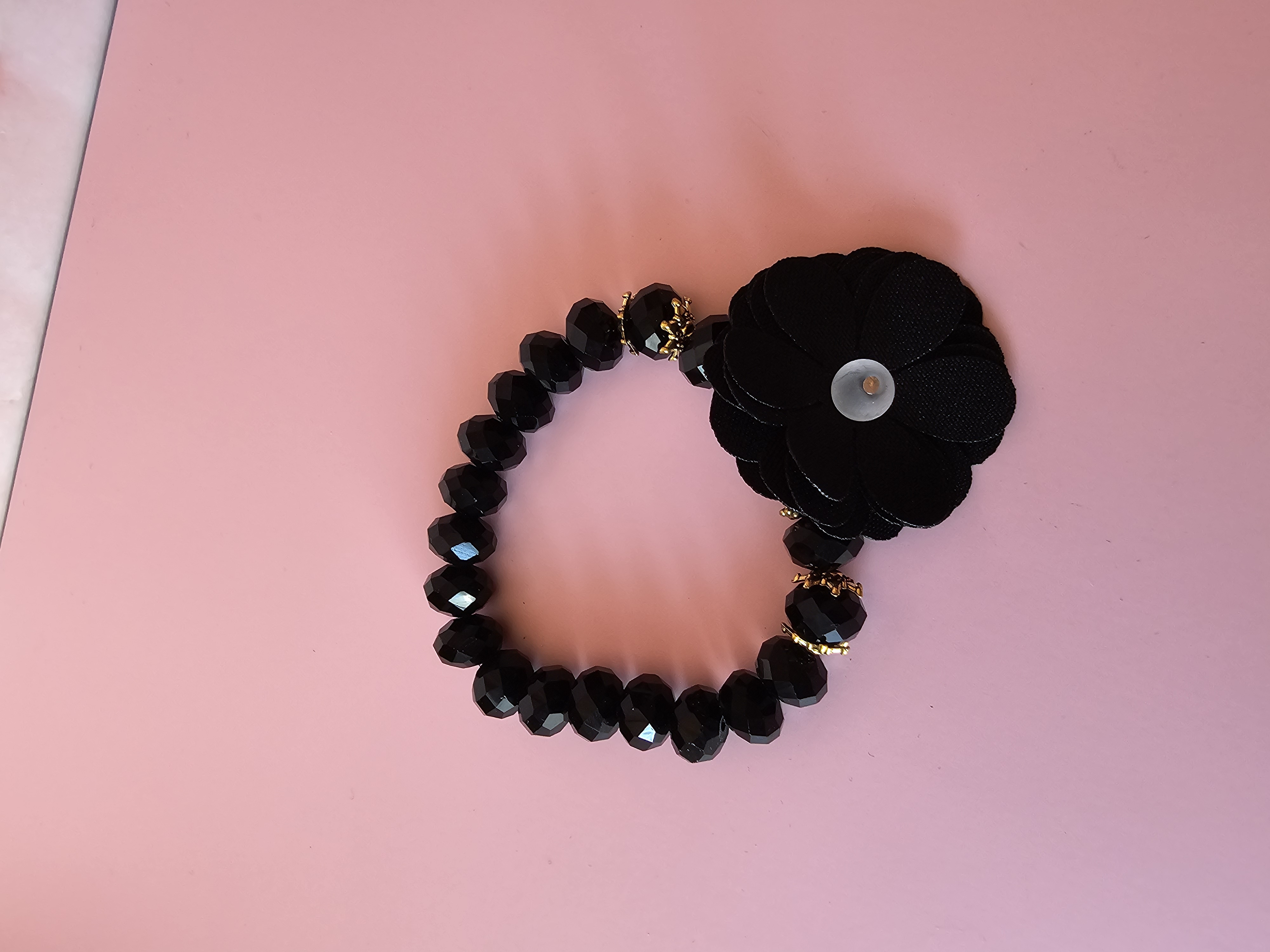 Juoda apyrankė su užrašu "Dukrytei"