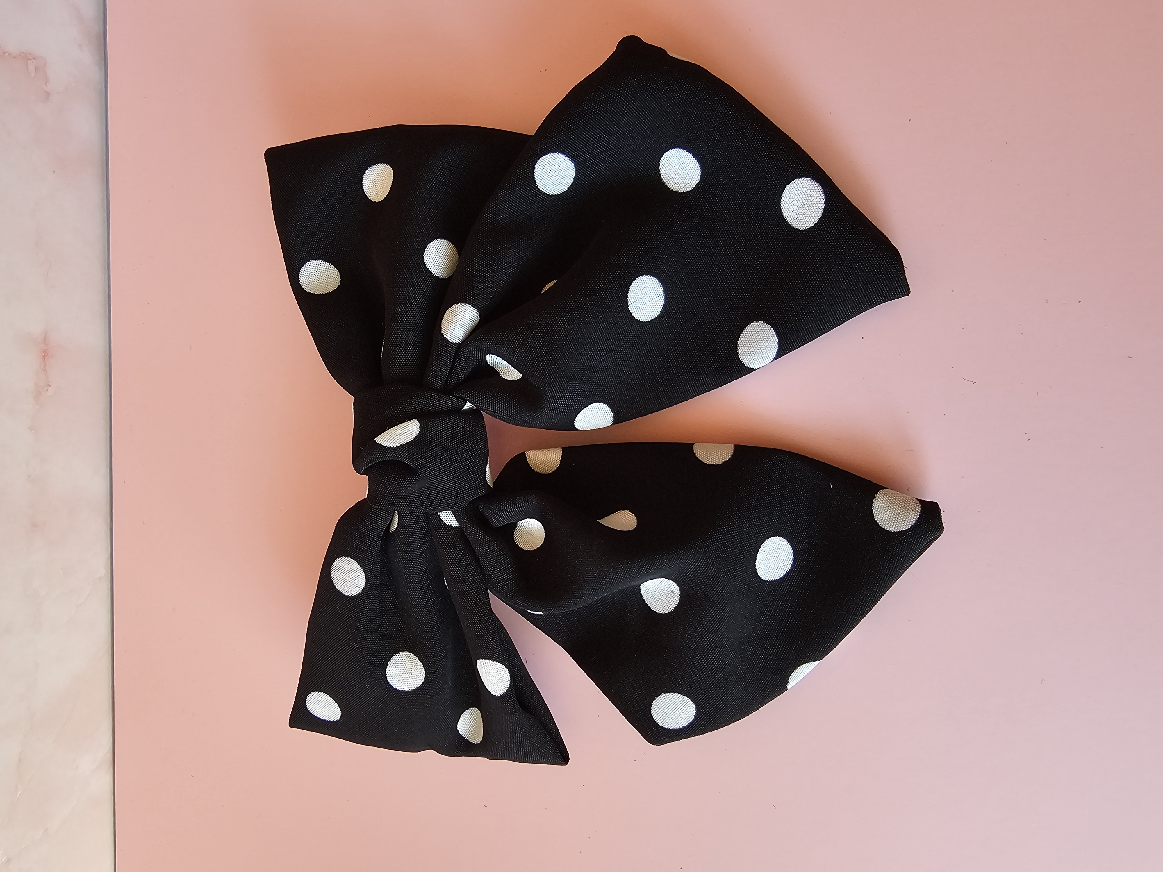 Plaukų segtukas kaspinas - juodas su baltais taškeliais