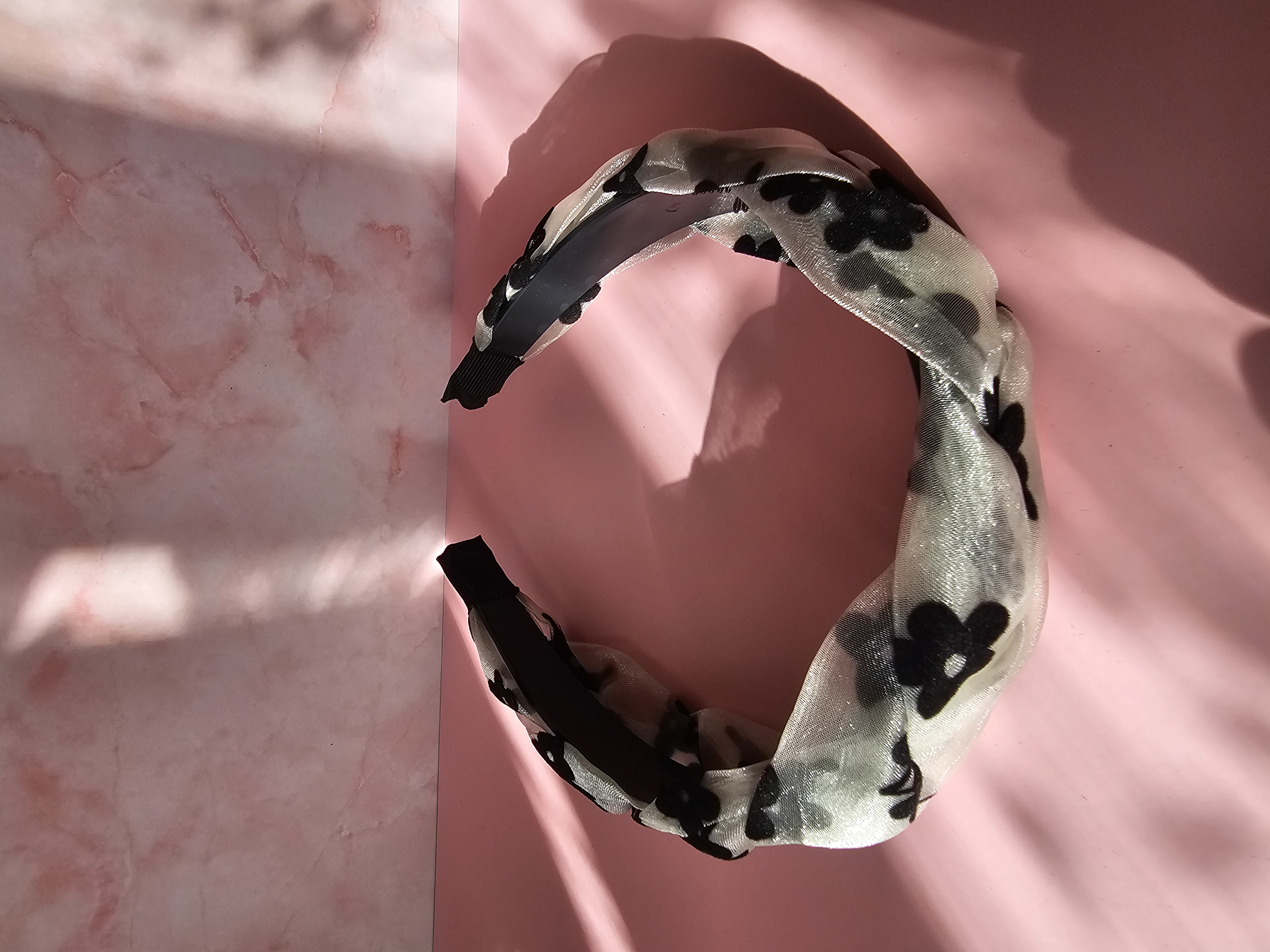 Baltas su juodomis gėlėmis plaukų lankelis