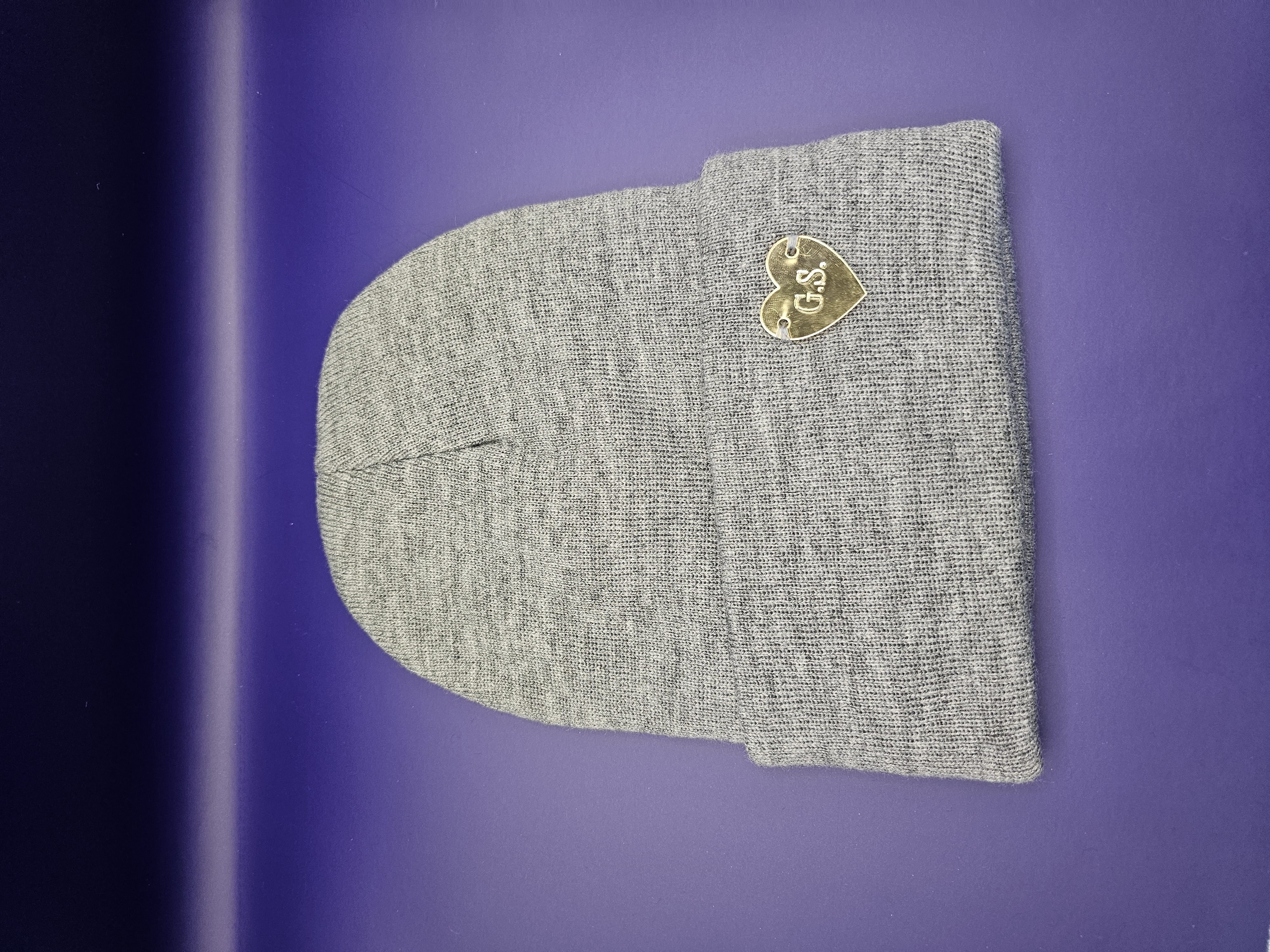 Pilka kepurė su šilku