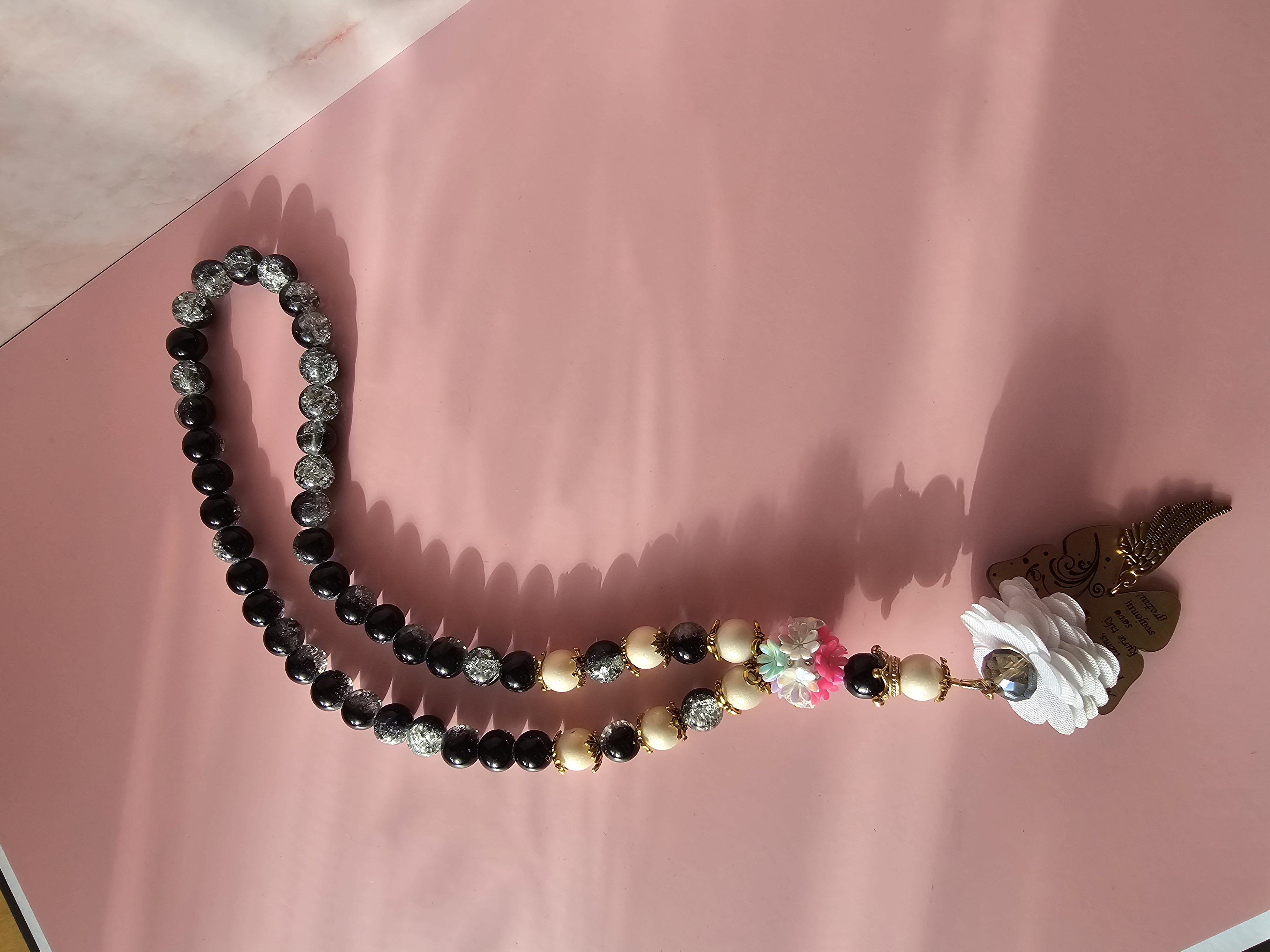 Automobilio pakabukas su užrašu "Ateitis priklauso..."