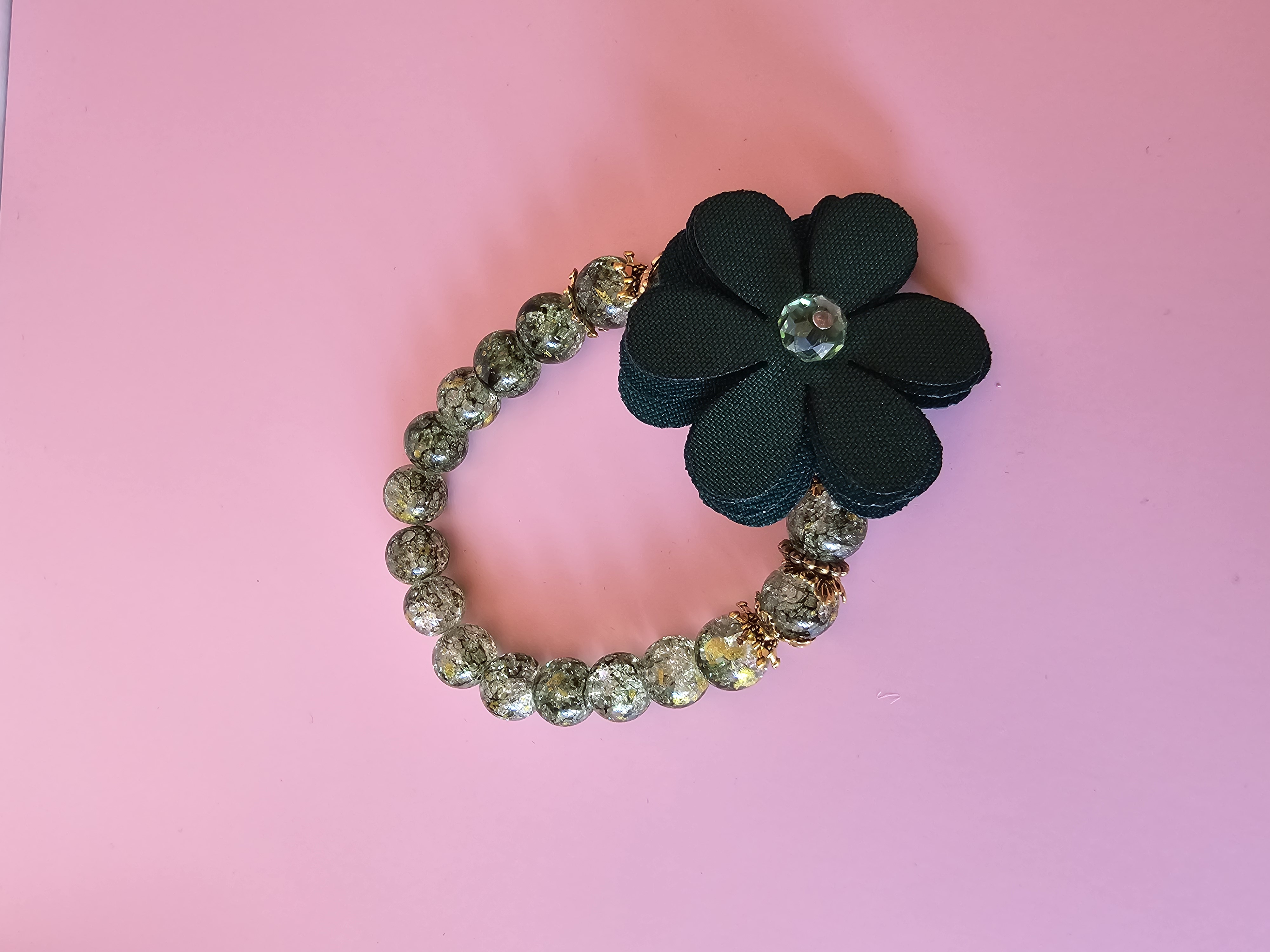 Apyrankė su užrašu "Močiutei"