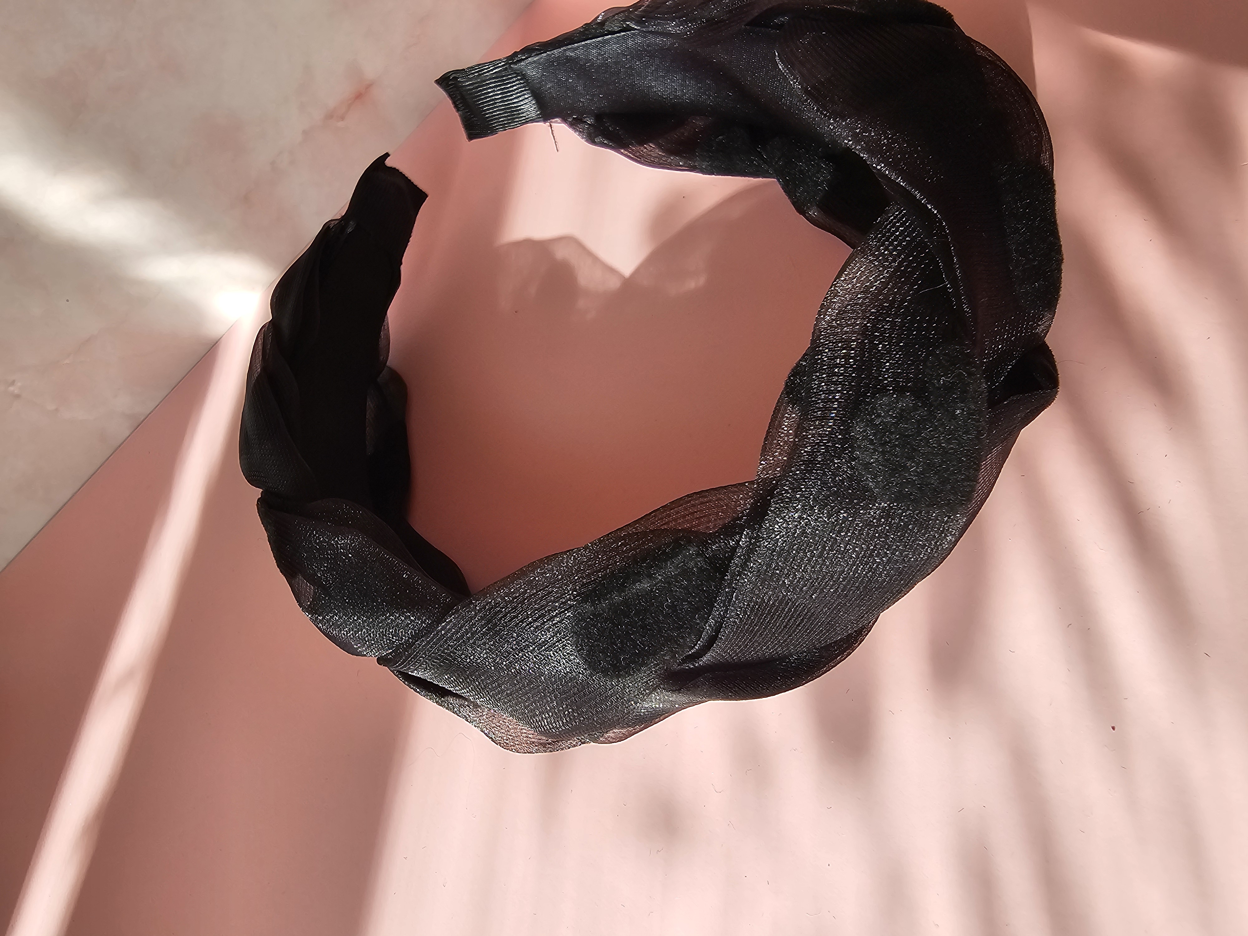 Juodas su širdutėmis pintas plaukų lankelis