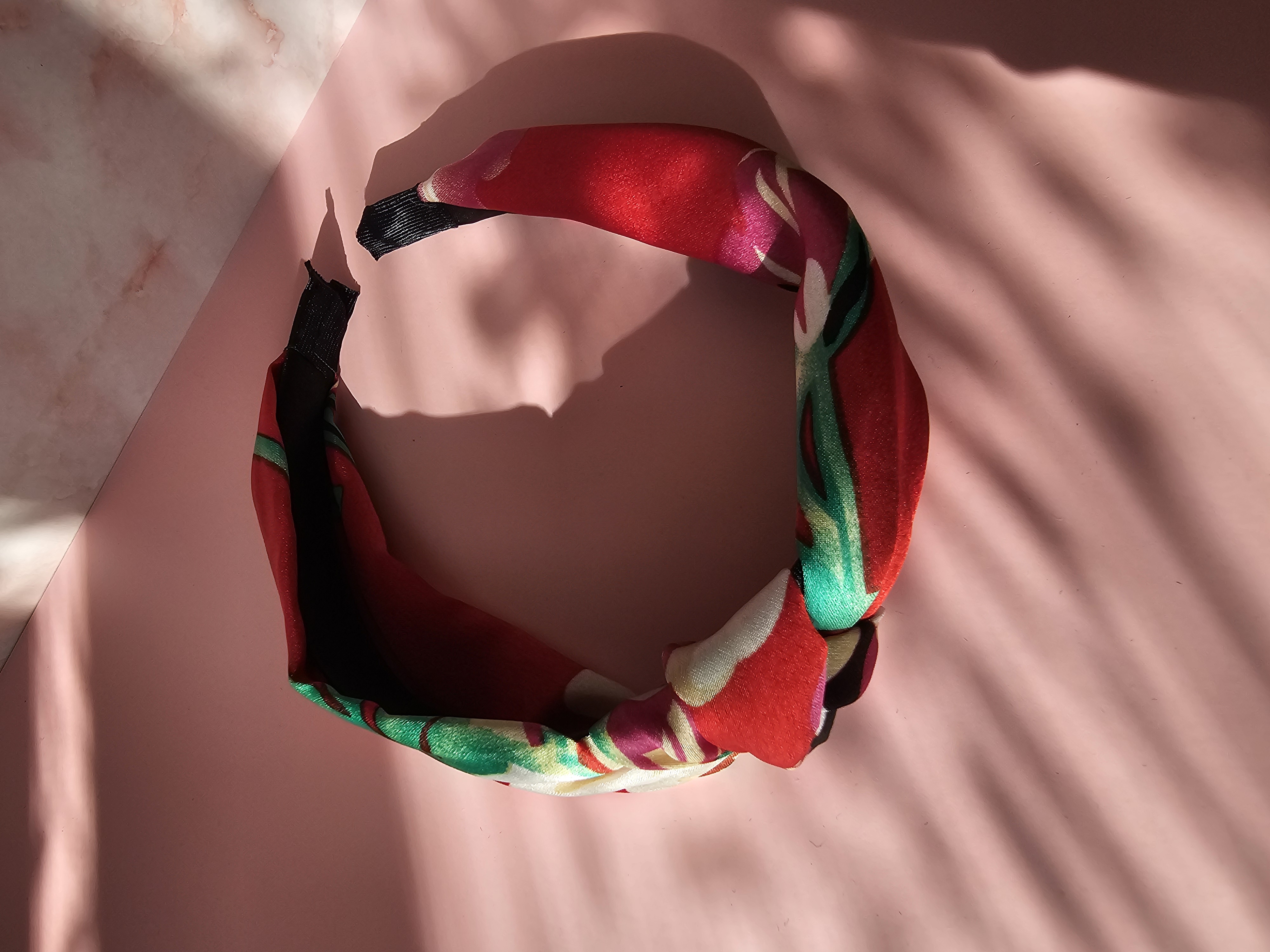 Raudonas su gėlėmis plaukų lankelis