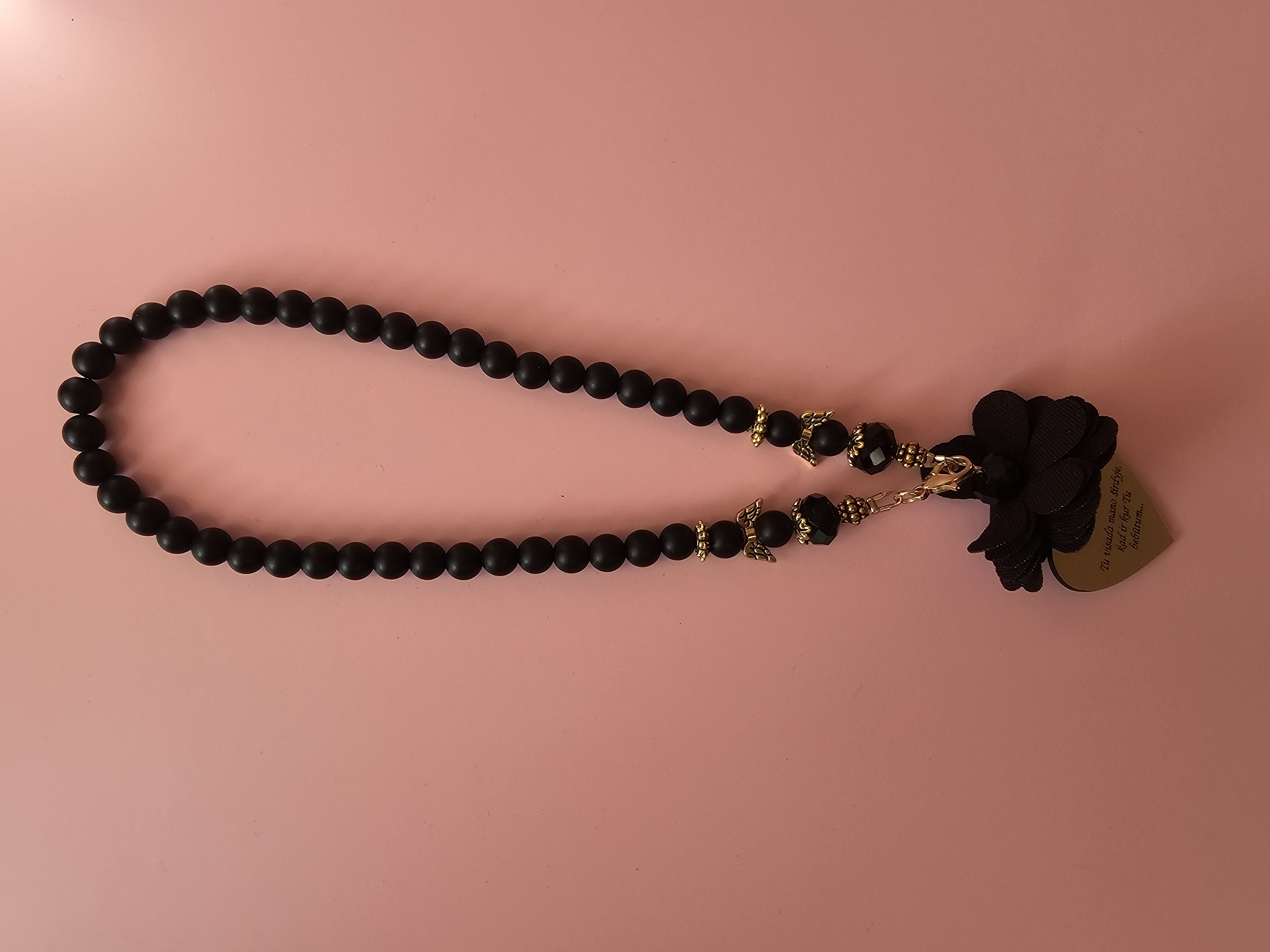 Automobilio pakabukas su užrašu "Tu visada mano širdyje, kad ir kur tu bebūtum"