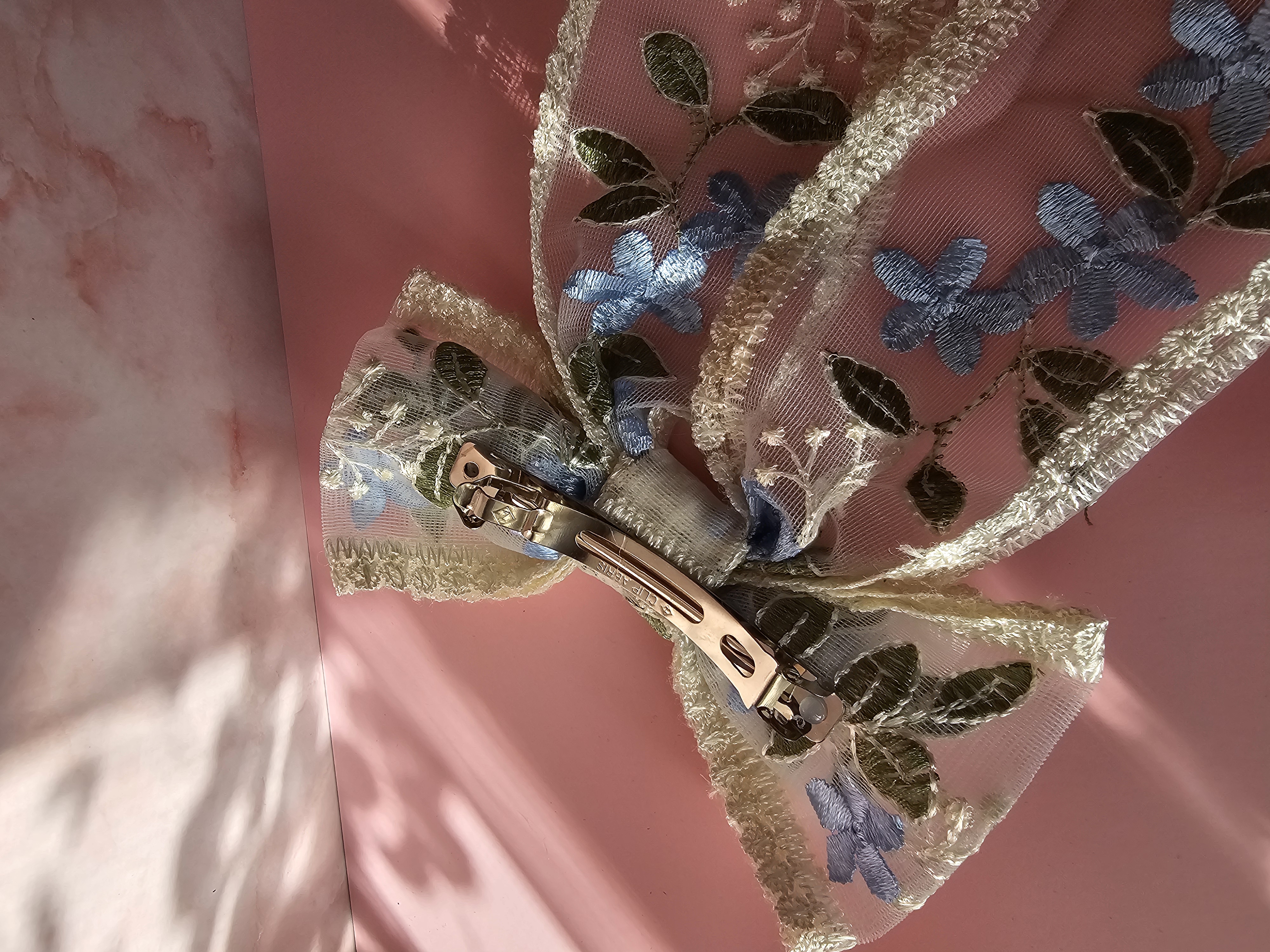 Plaukų segtukas kaspinas - nėriniai su šviesiai mėlyna gėle