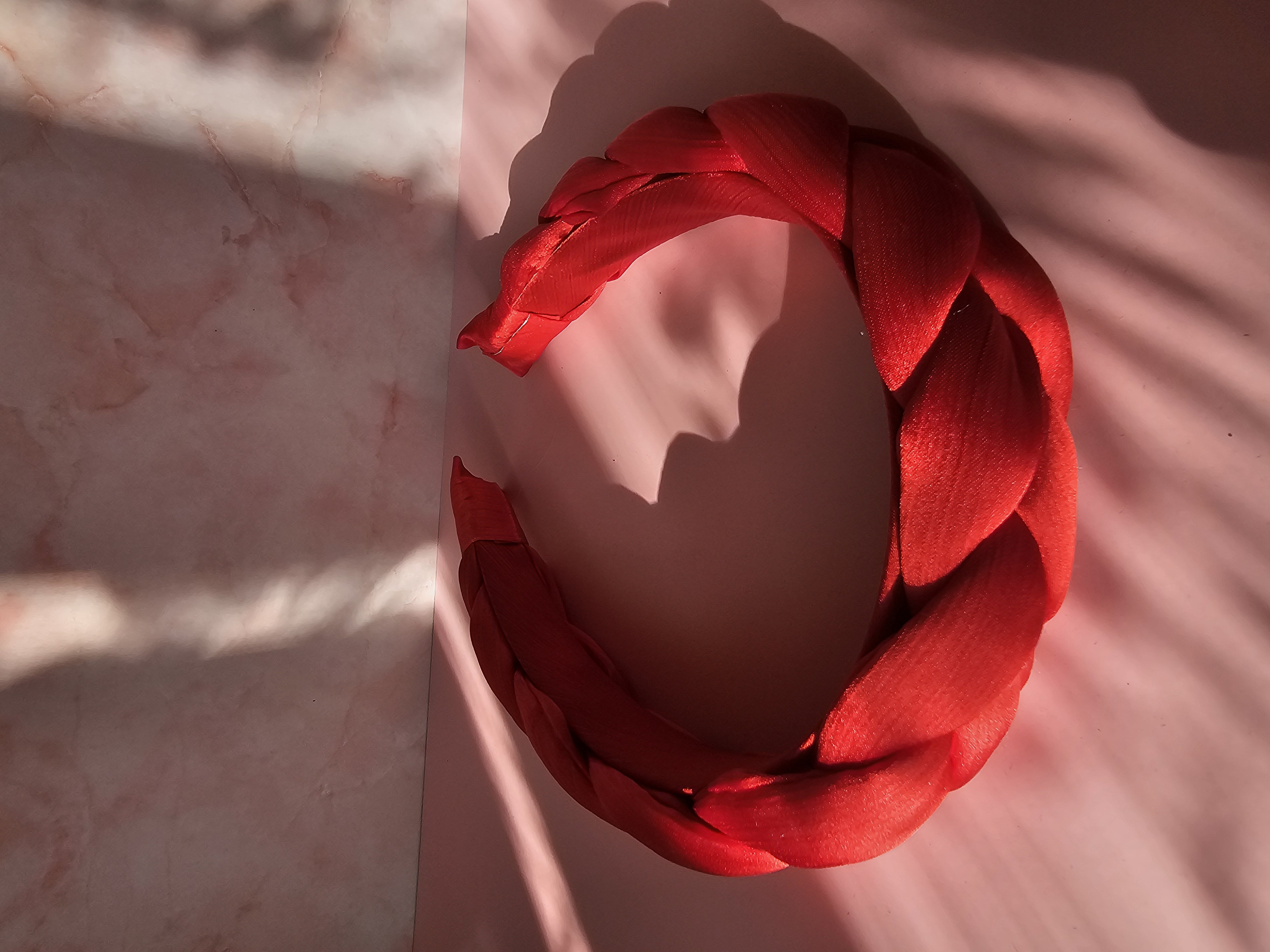 Raudonas pintas plaukų lankelis