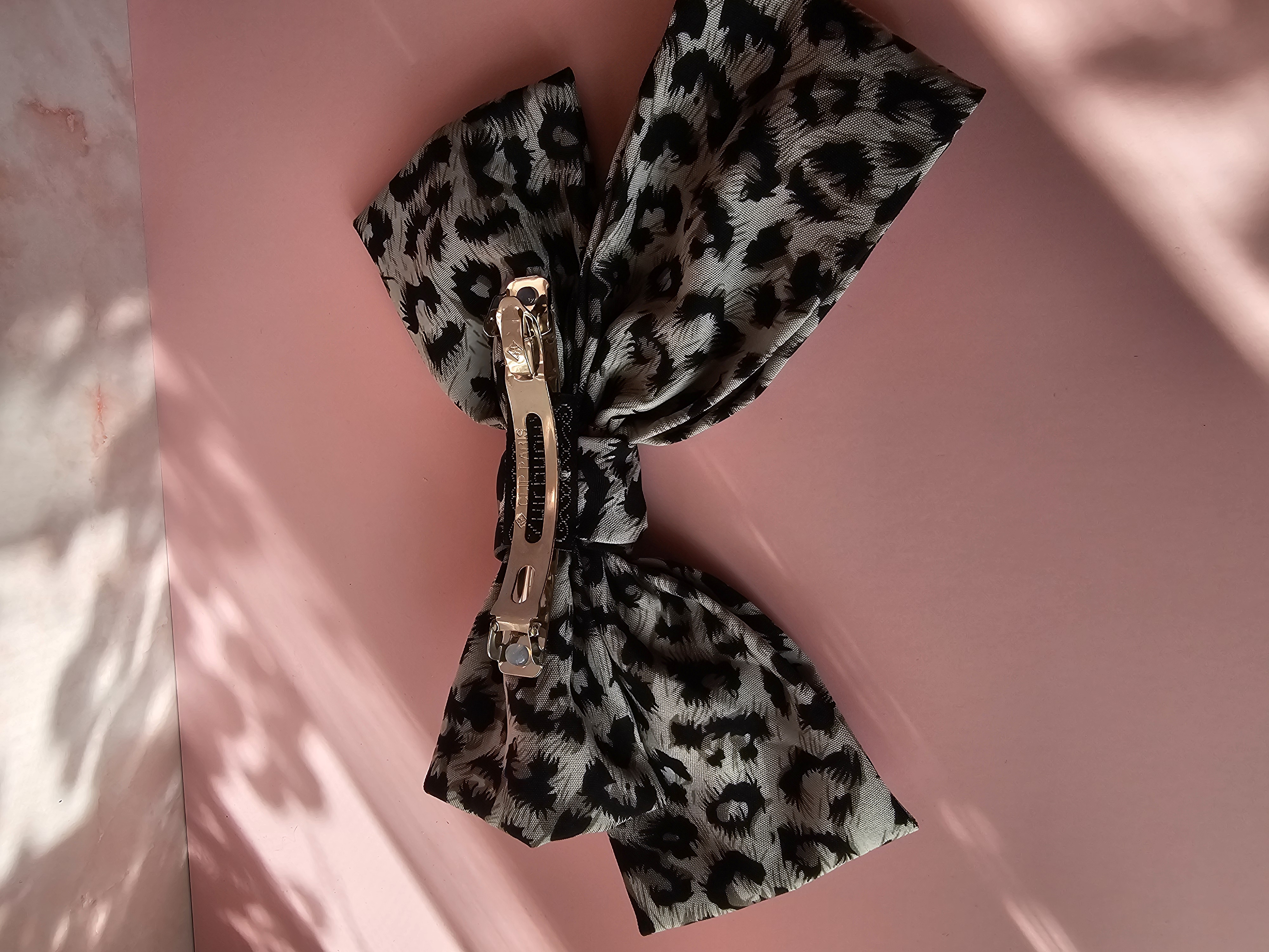 Plaukų segtukas kaspinas - pilkas leopardas