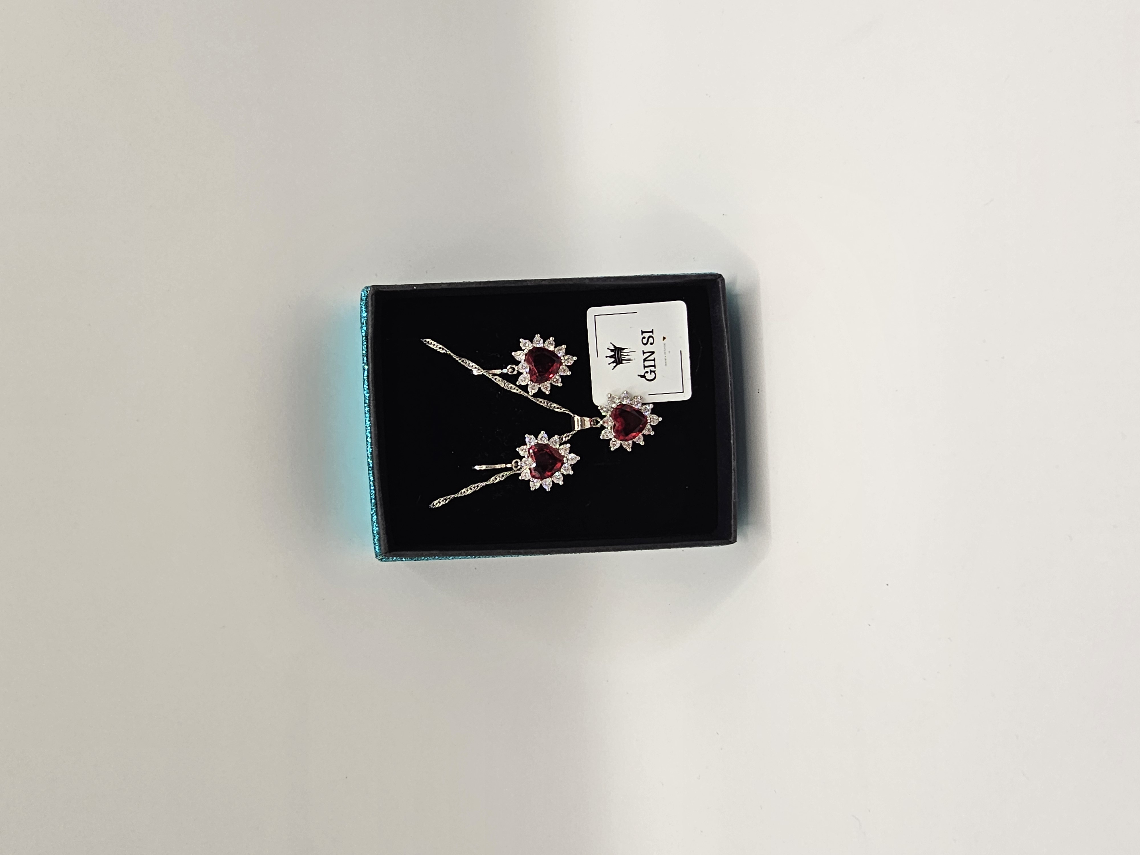 Papuošalų rinkinys su raudonu cirkoniu