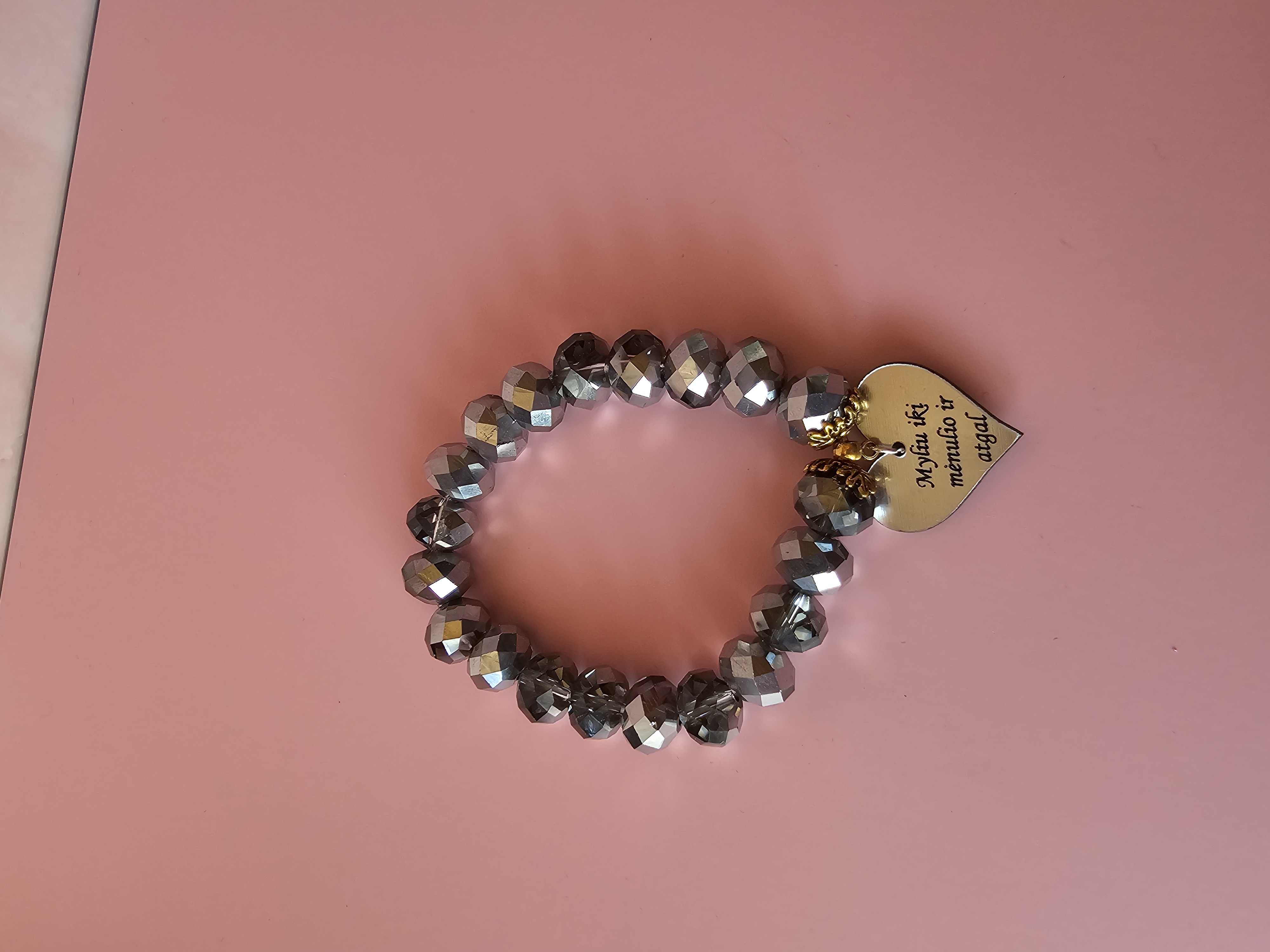 Apyrankė su sidabro blizgesiu ir užrašu "Myliu iki mėnulio ir atgal"