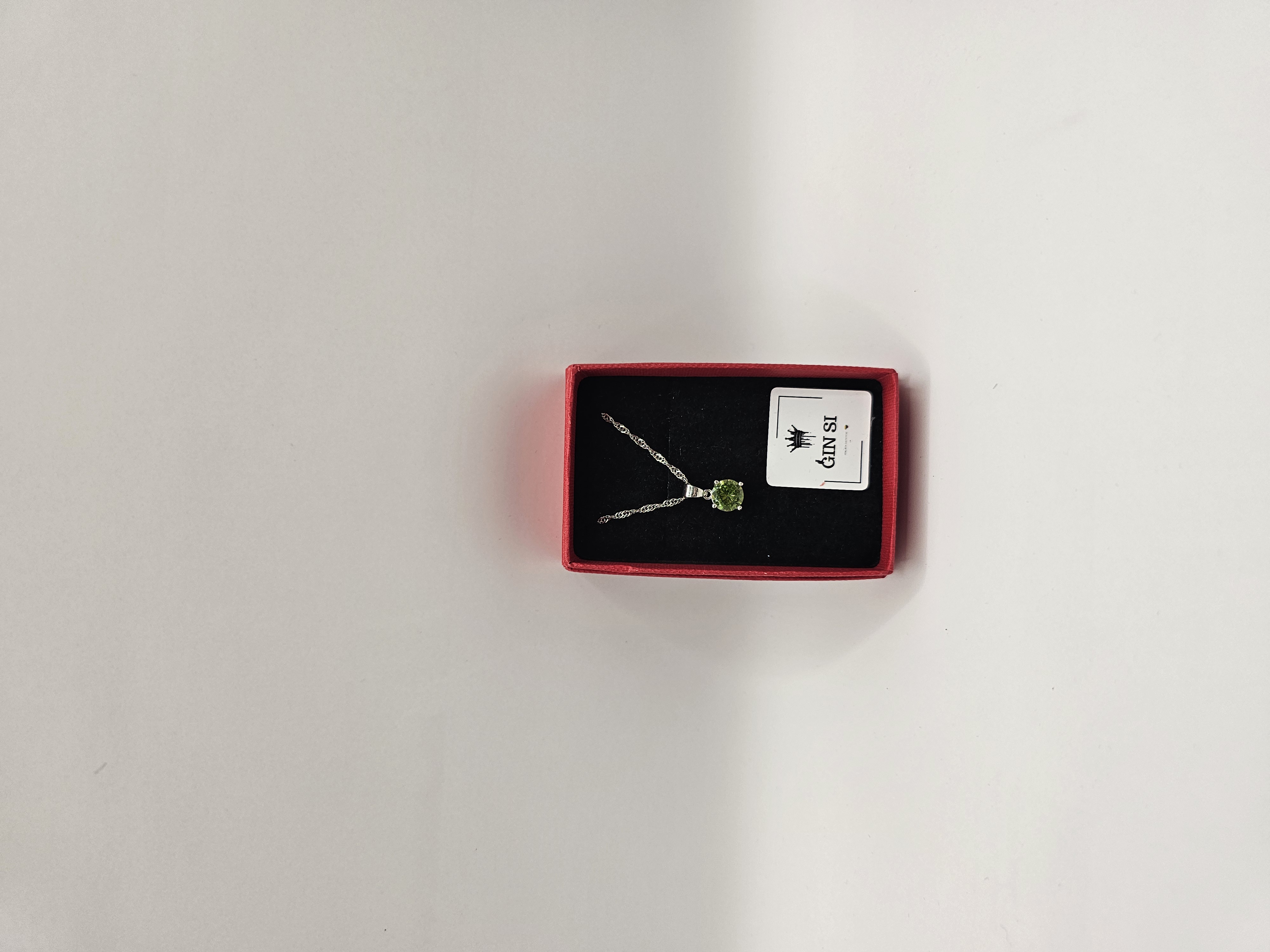 Grandinėlė su ovaliu chaki cirkoniu