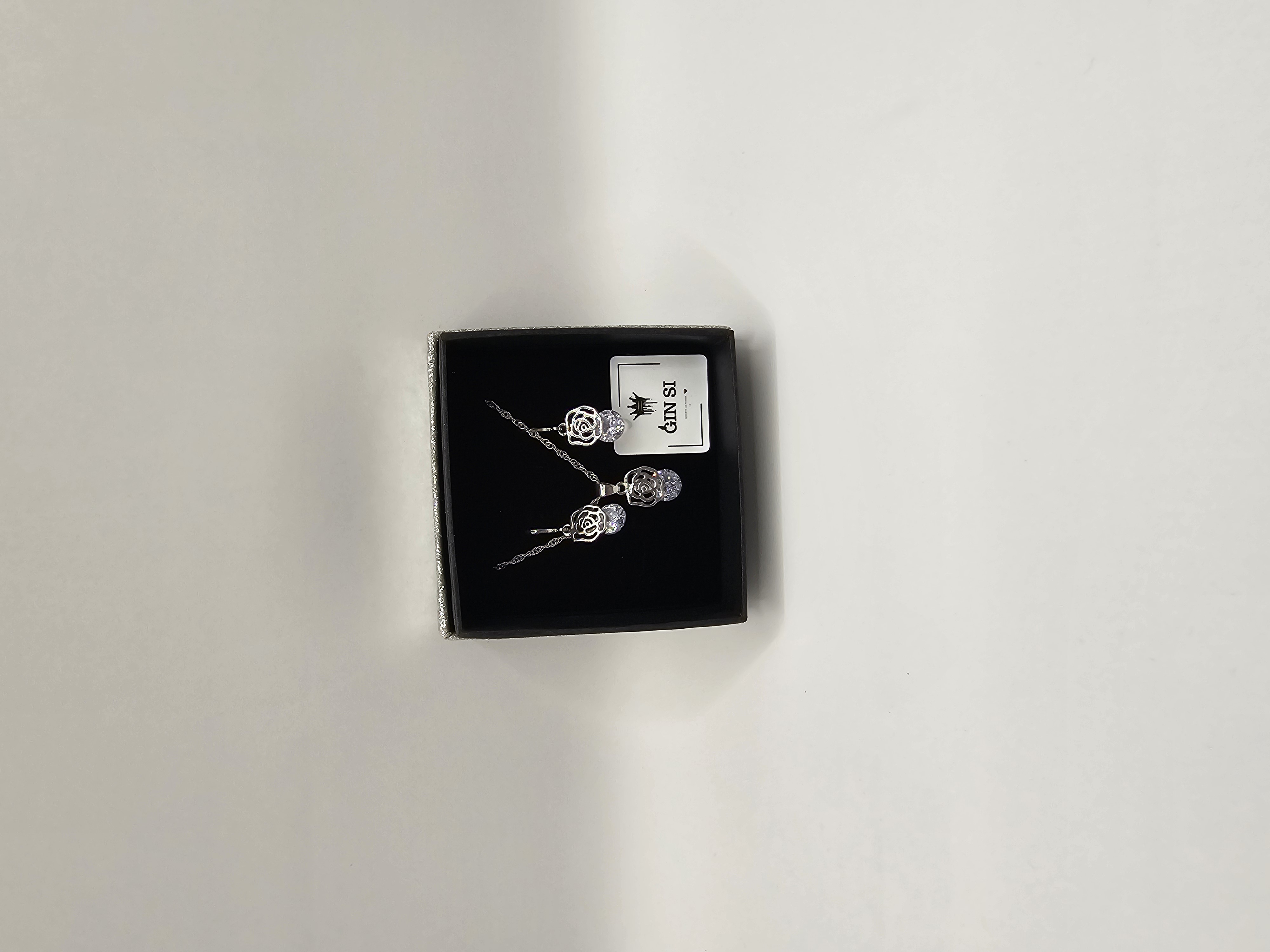 Papuošalų rinkinys - rožė ir cirkonis