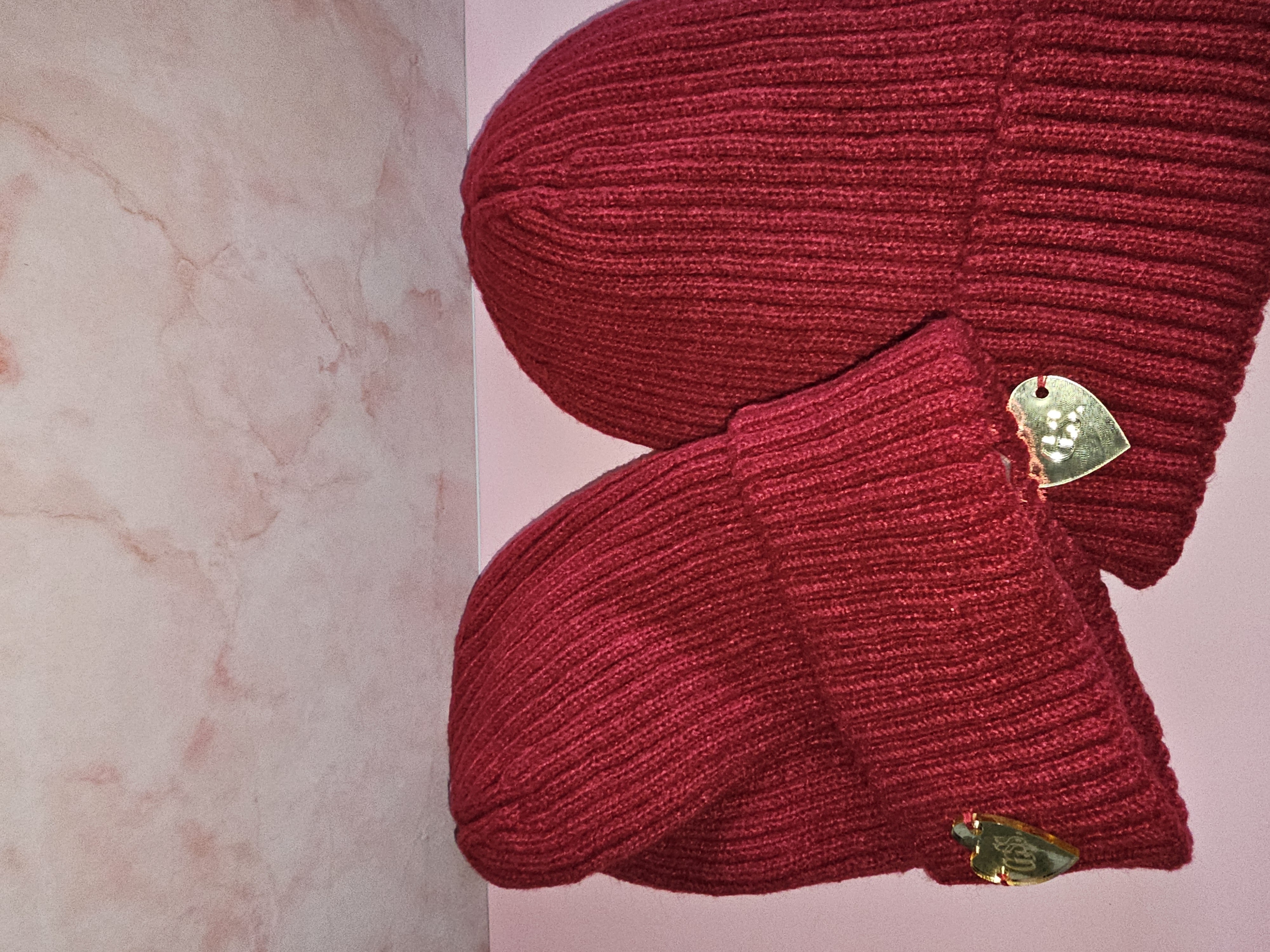 Raudonos spalvos žieminė kepurė su šilku