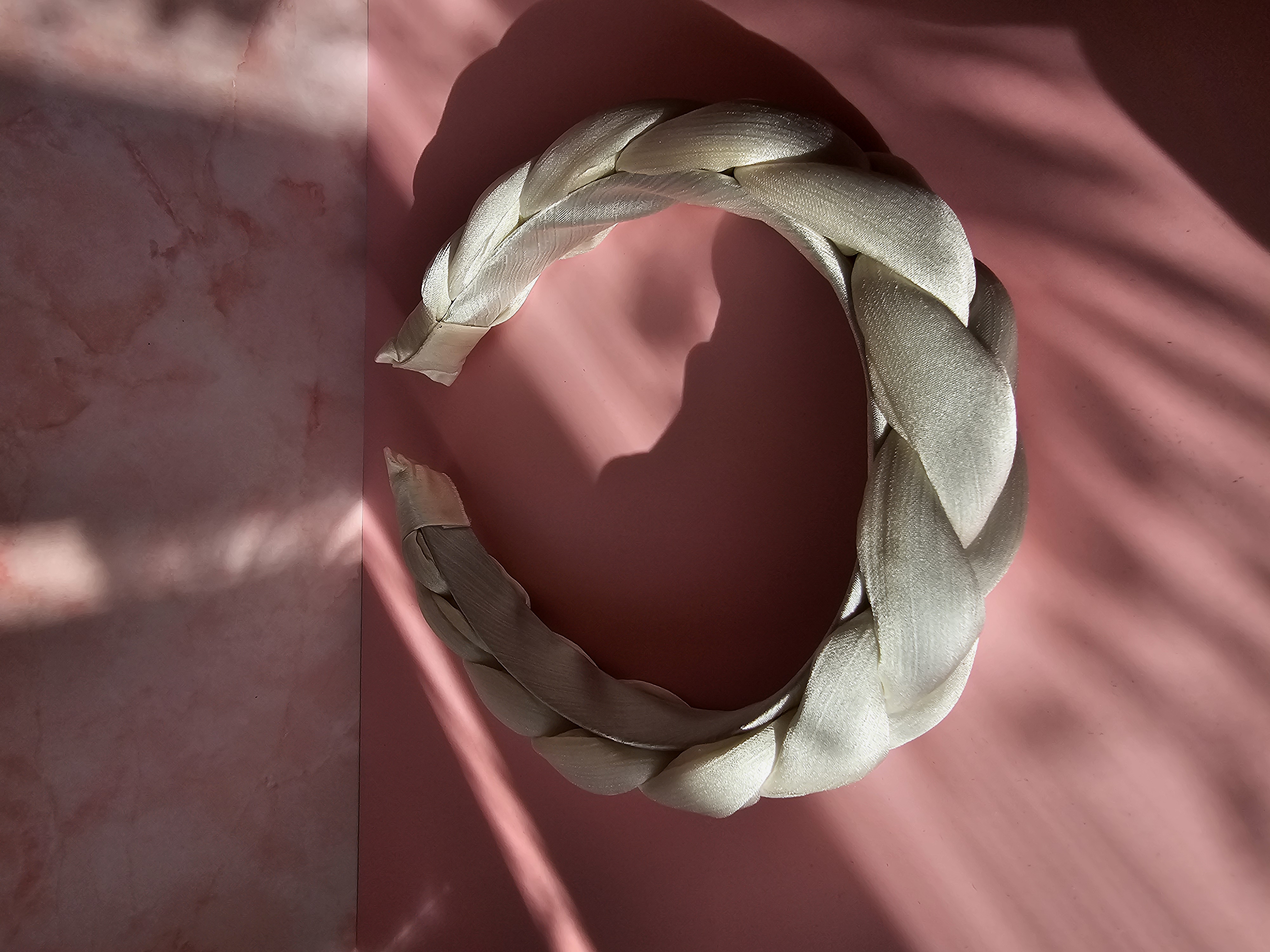 Baltas pintas plaukų lankelis