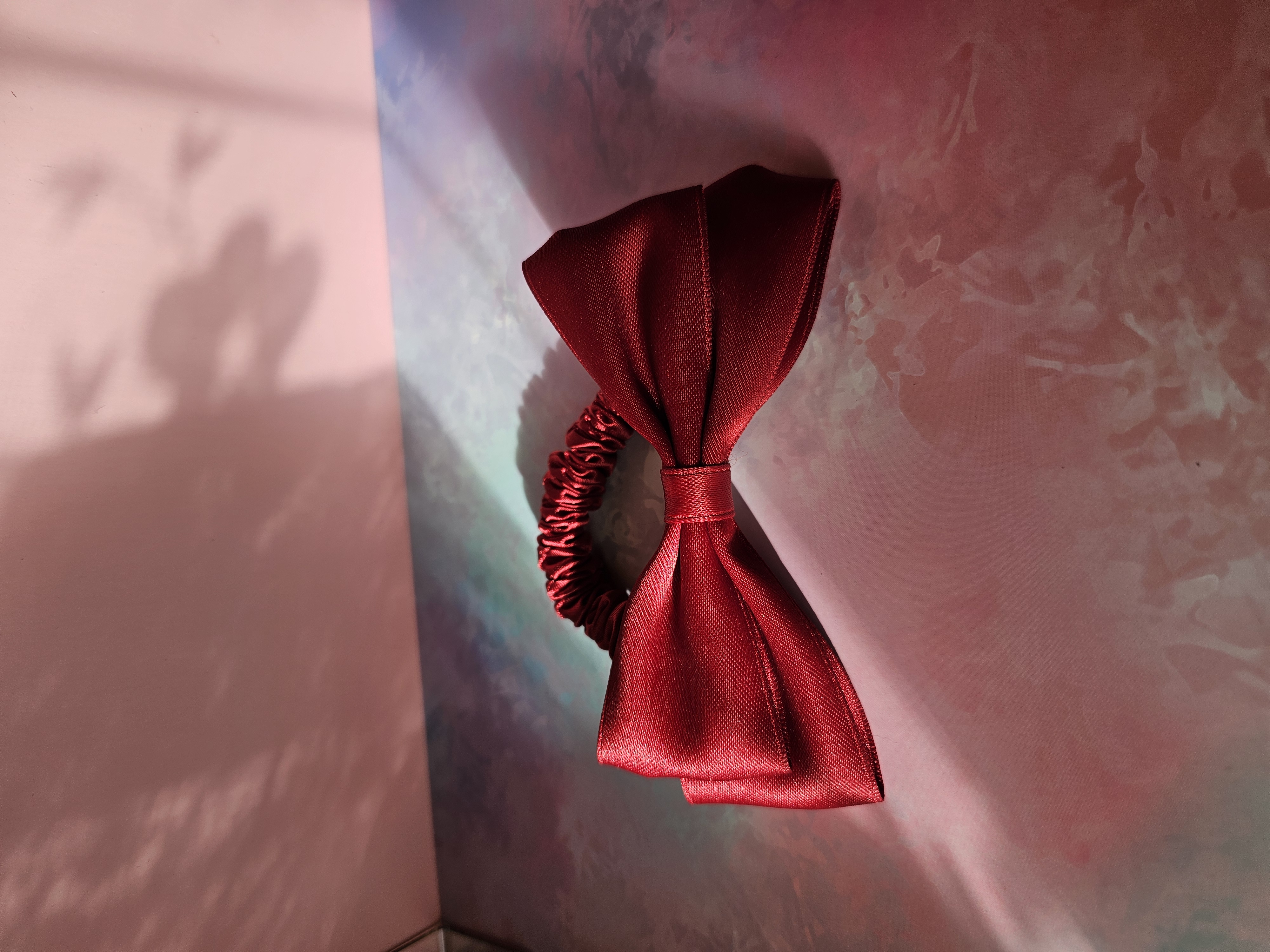 Plaukų gumytė - raudonas midi kaspinas