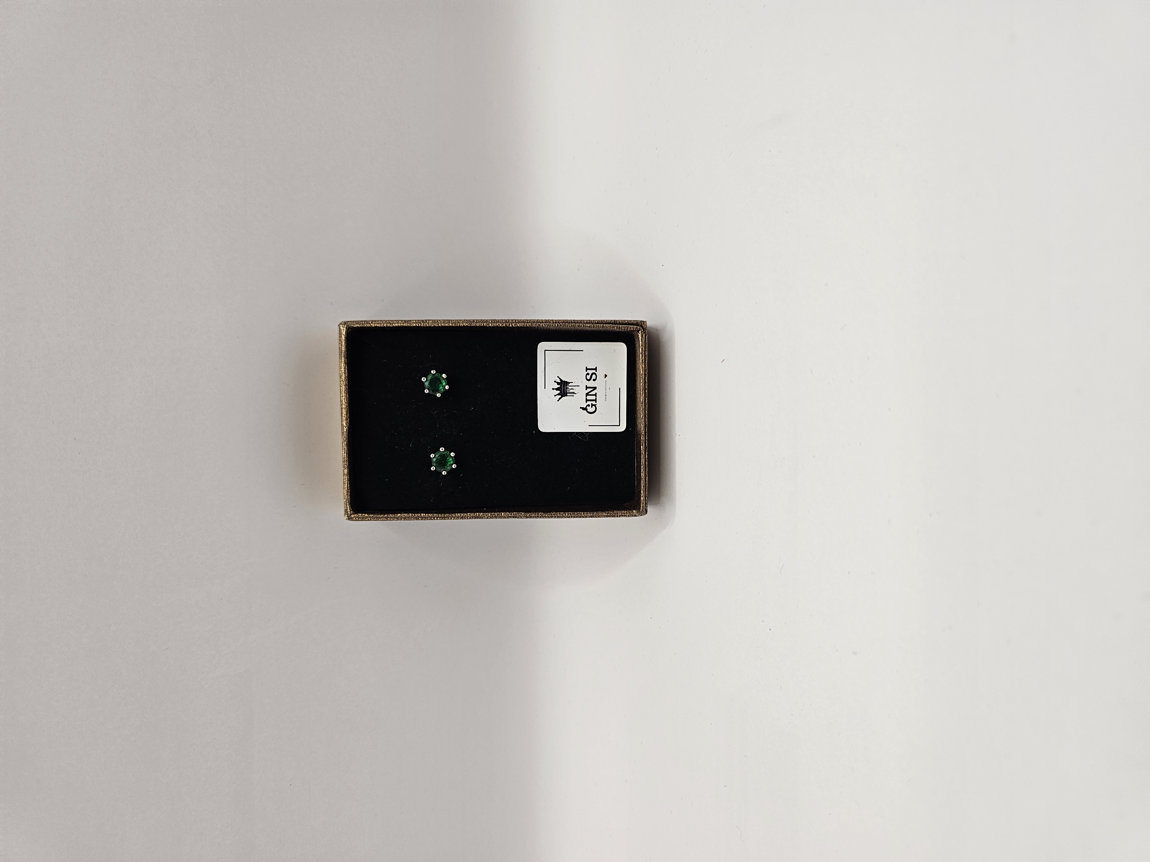 Auskarai su žaliu cirkoniu