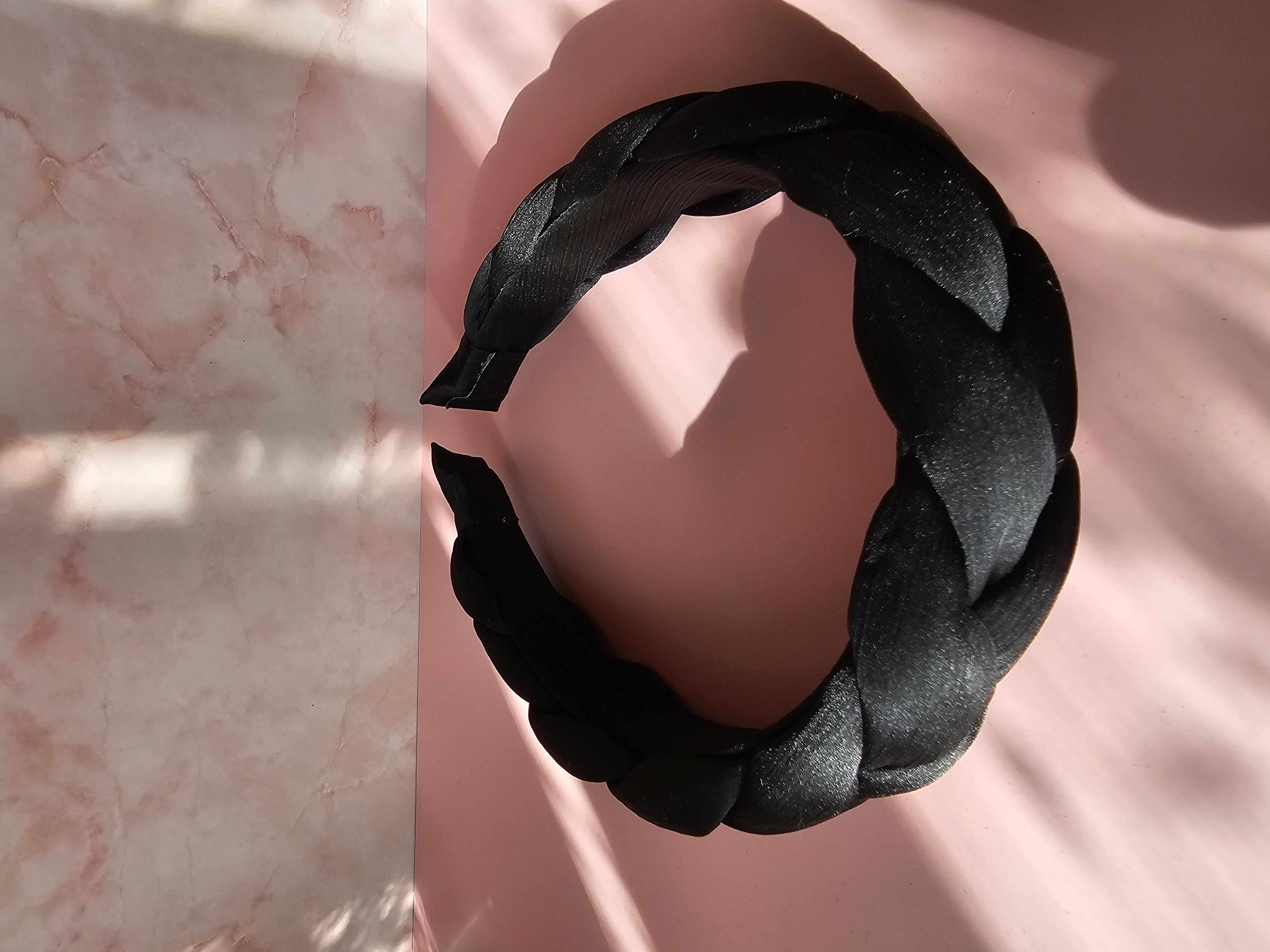 Juodas pintas plaukų lankelis