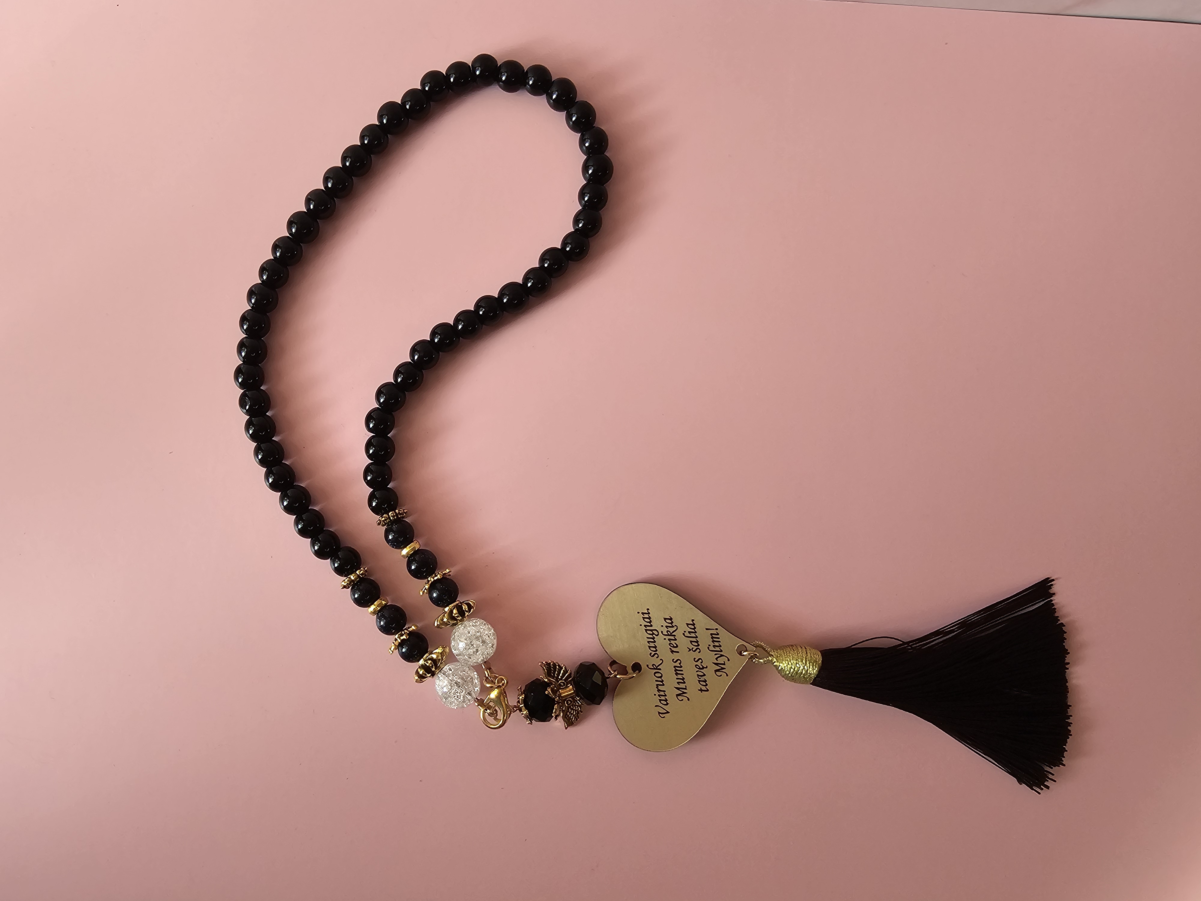 Automobilio pakabukas su užrašu "Vairuok saugiai! Mums reikia tavęs šalia. Mylim"