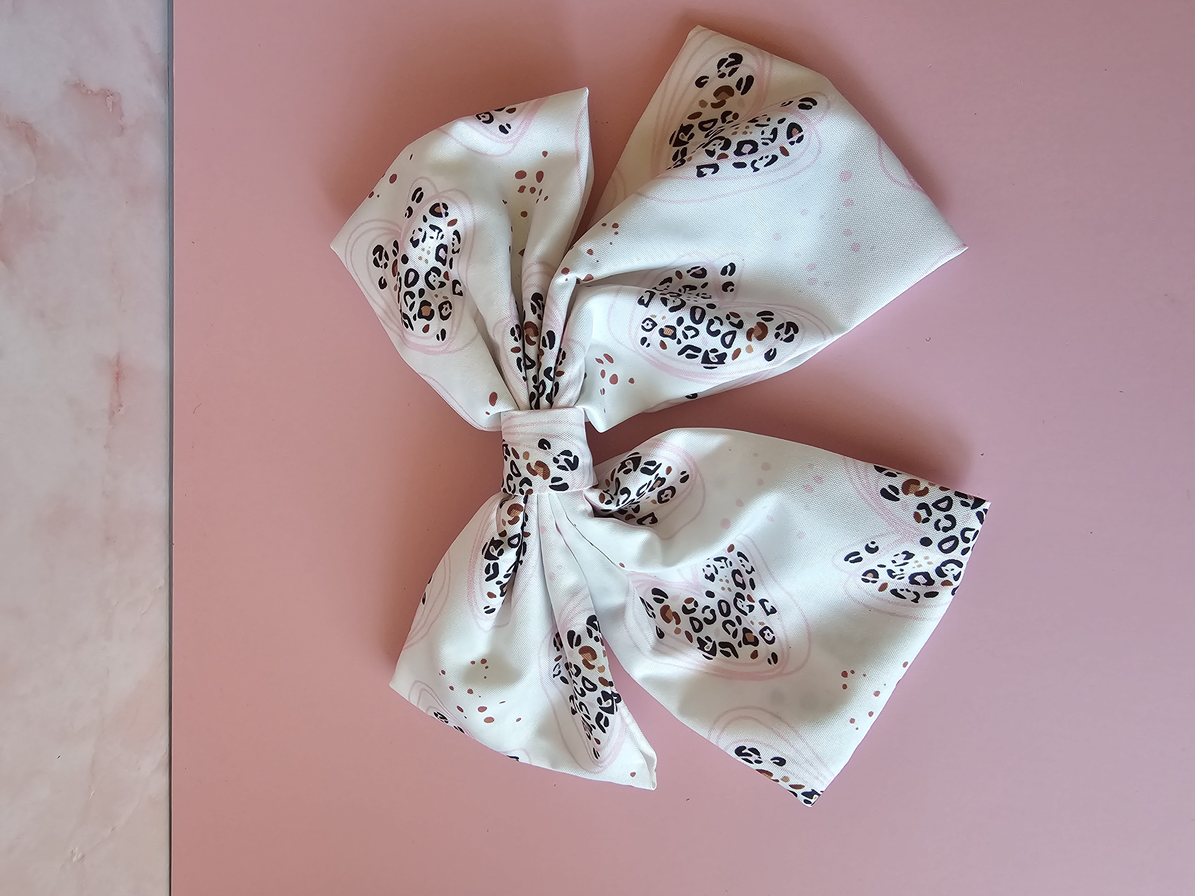 Plaukų segtukas kaspinas - baltas su tigriuko raštu