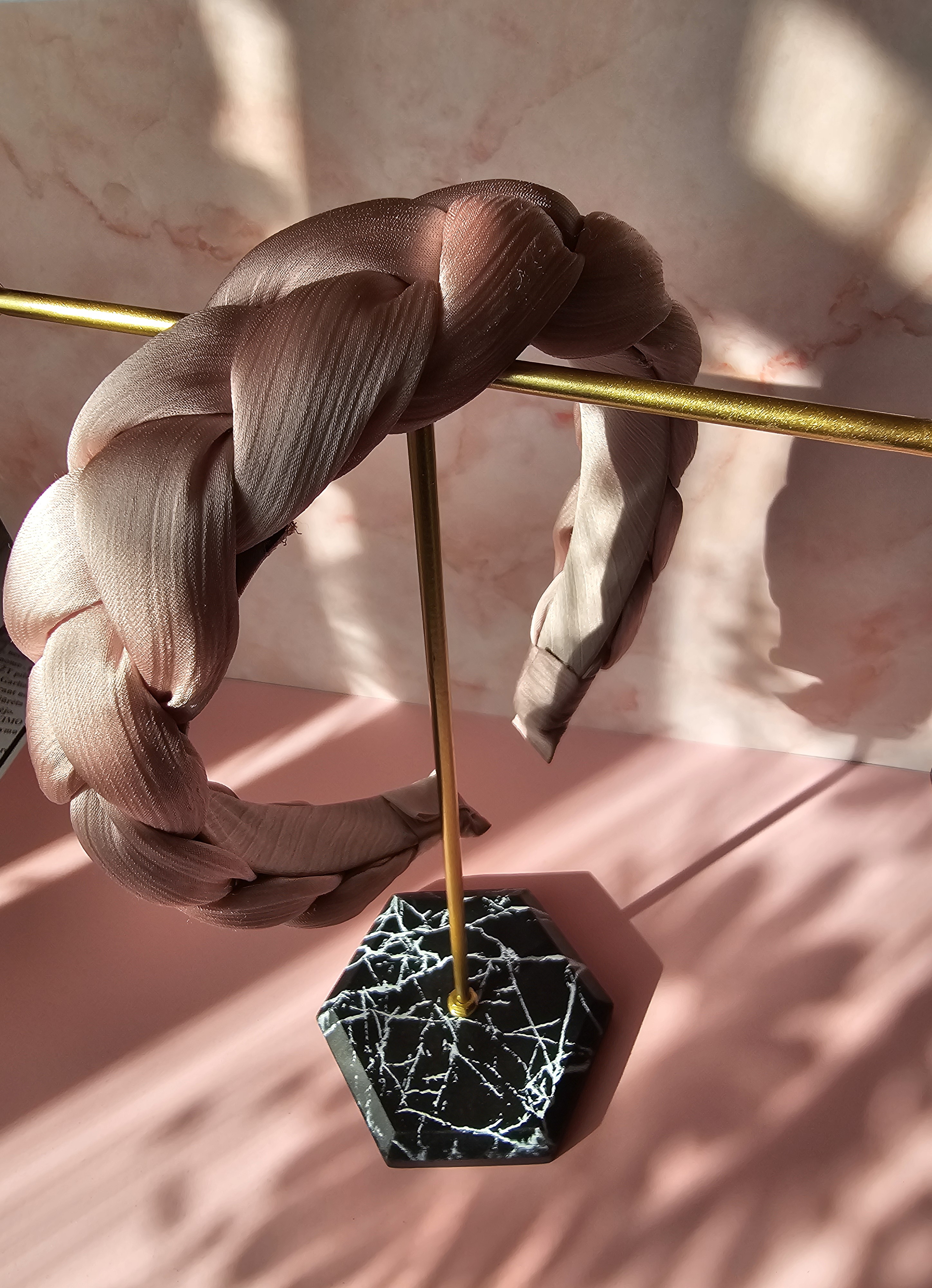 Rožinis pintas plaukų lankelis