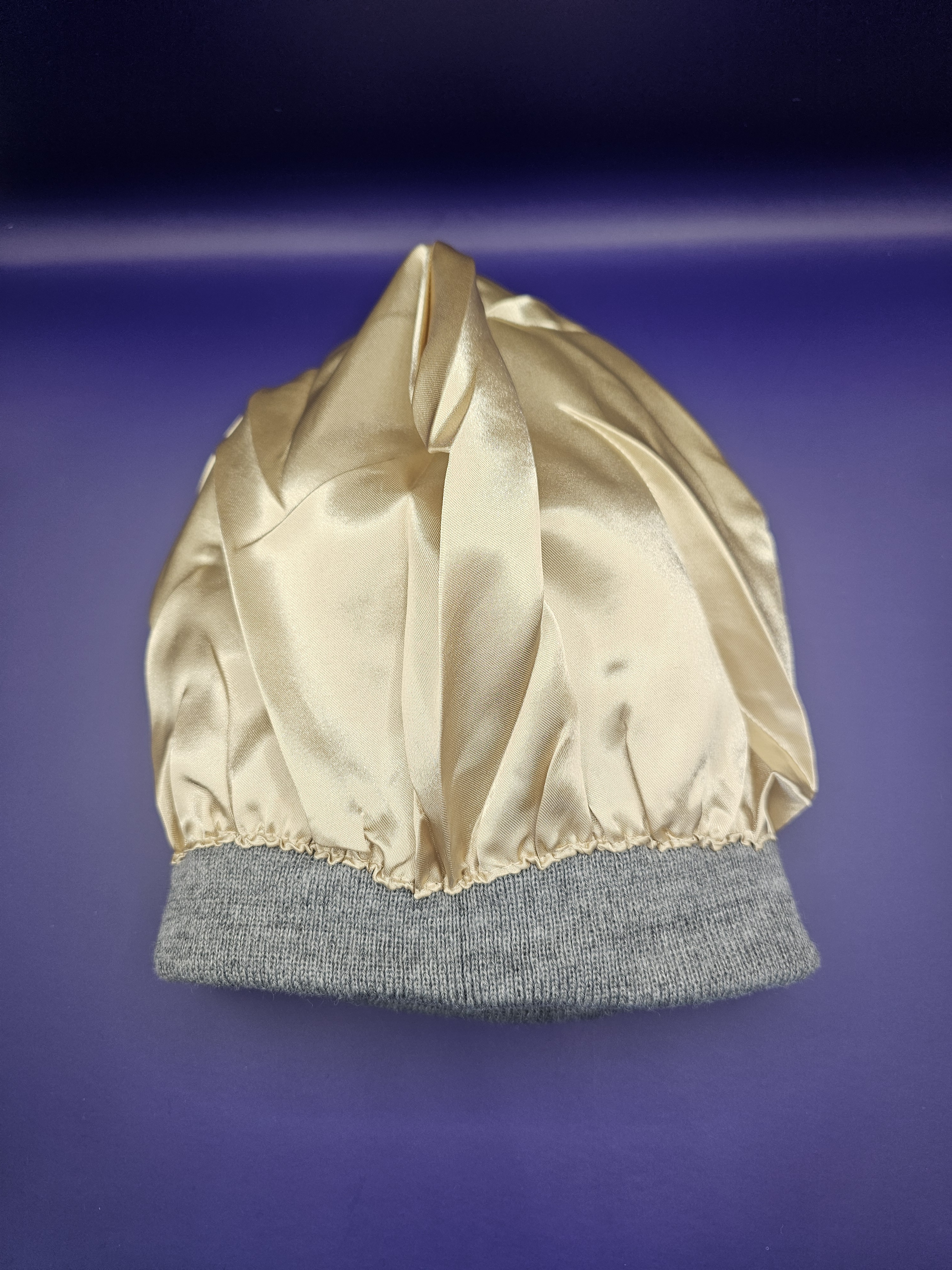 Pilka kepurė su šilku