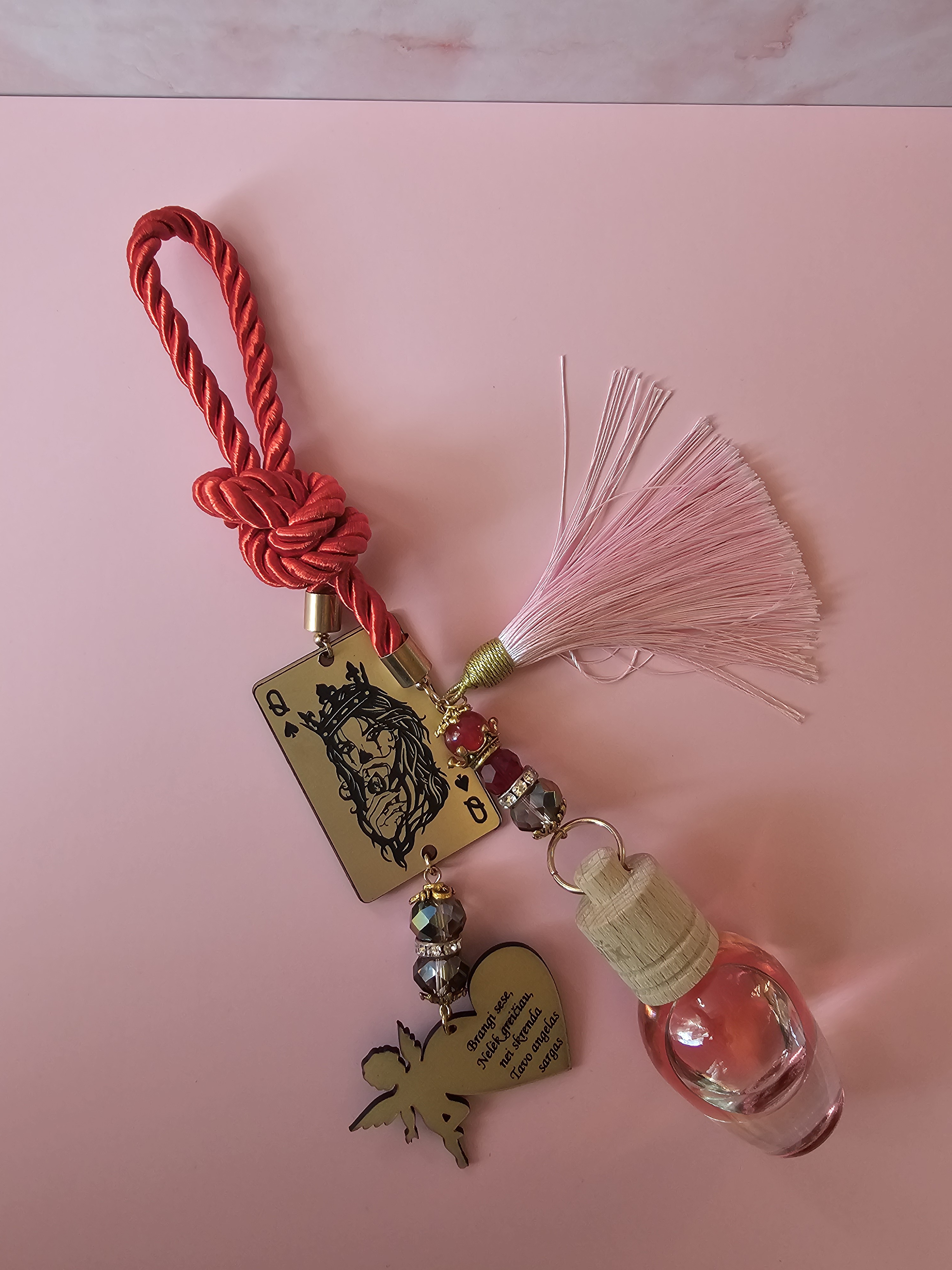 Automobilio pakabukas ir kvapukas su užrašu "Brangi sese,..."