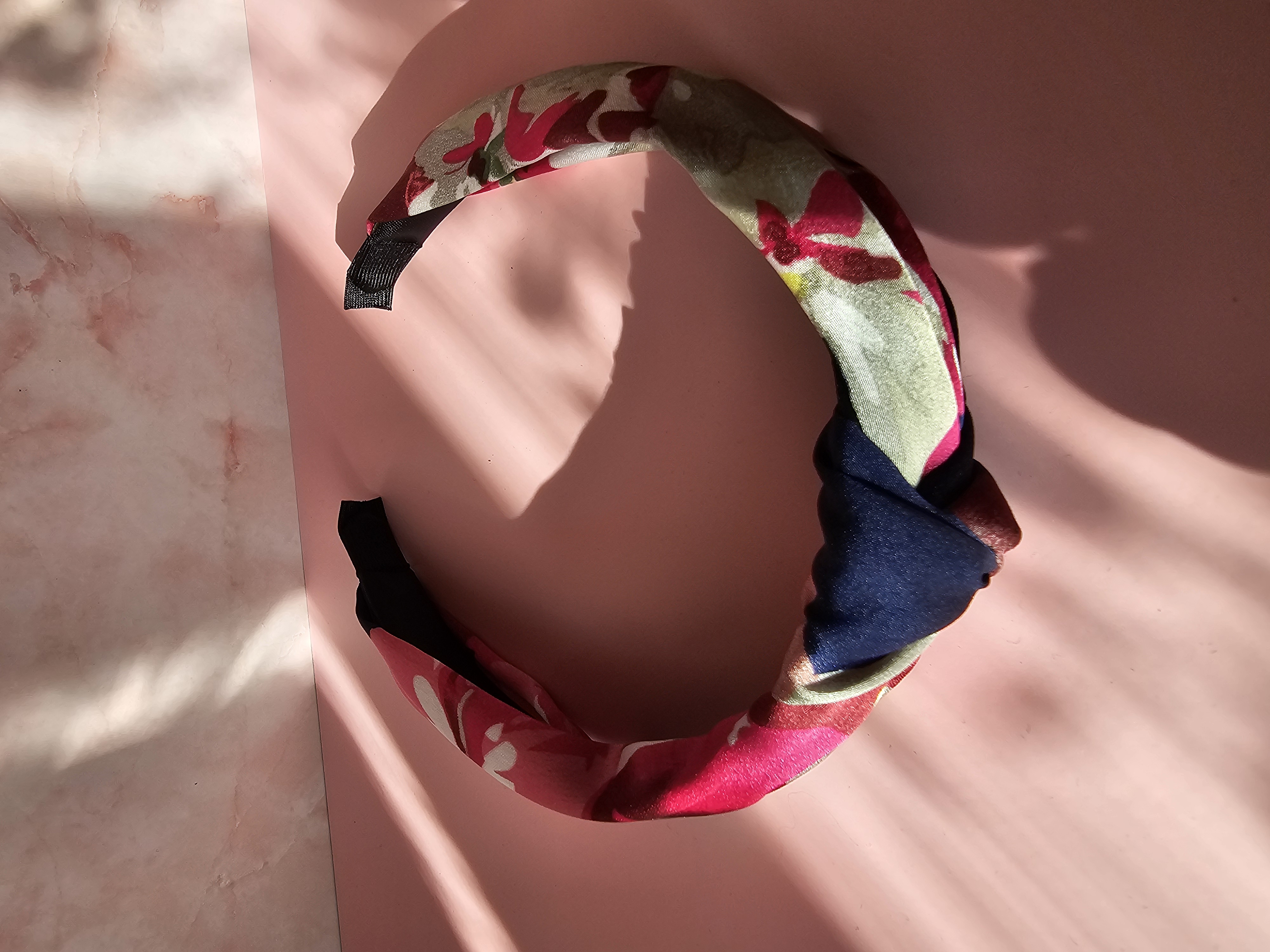 Mėlynas su gėlėmis plaukų lankelis