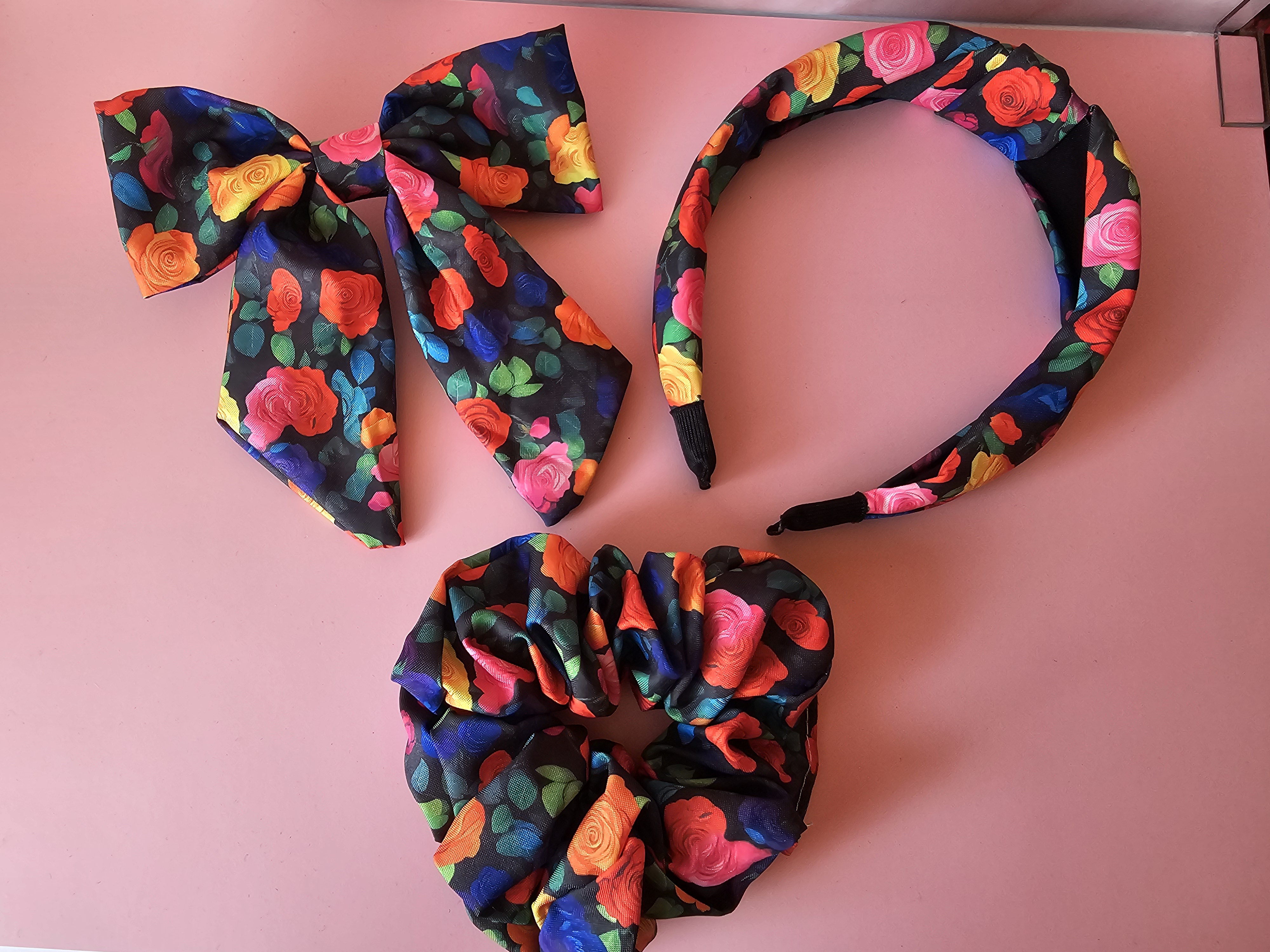 Komplektas plaukams - juodas su spalvotomis rožėmis