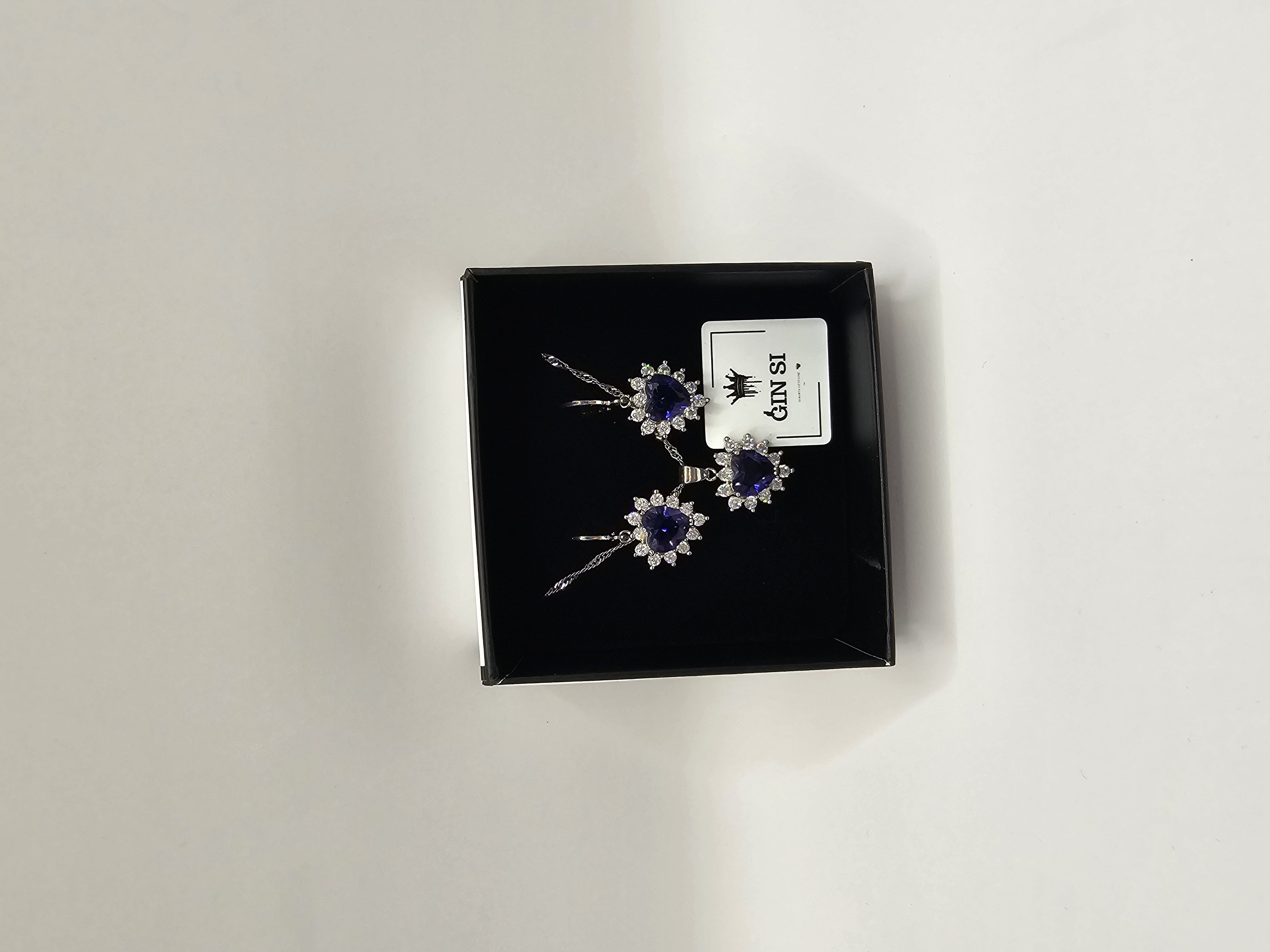 Papuošalų rinkinys su alyviniu cirkoniu