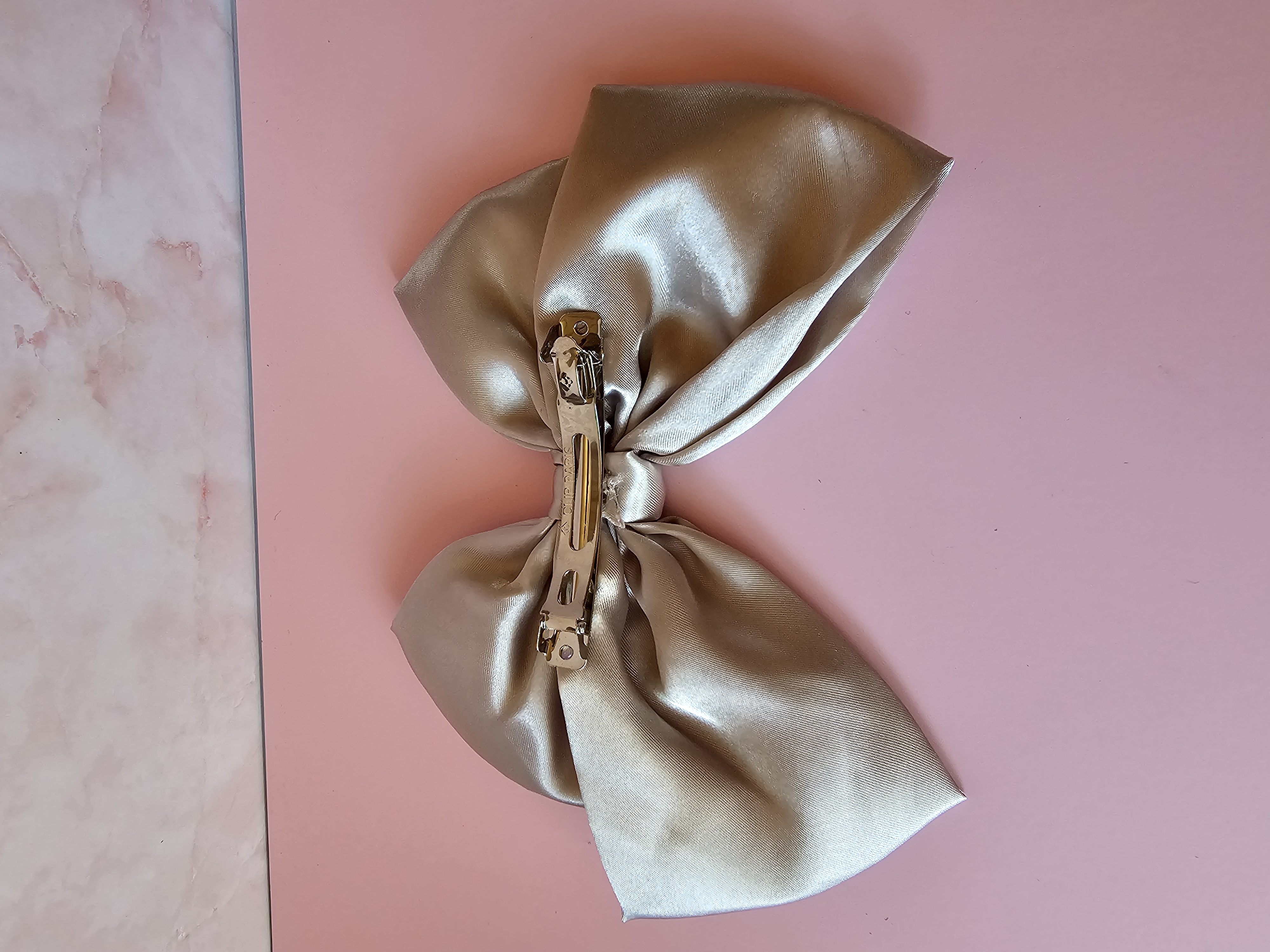 Plaukų segtukas kaspinas - pilkšvas satinas